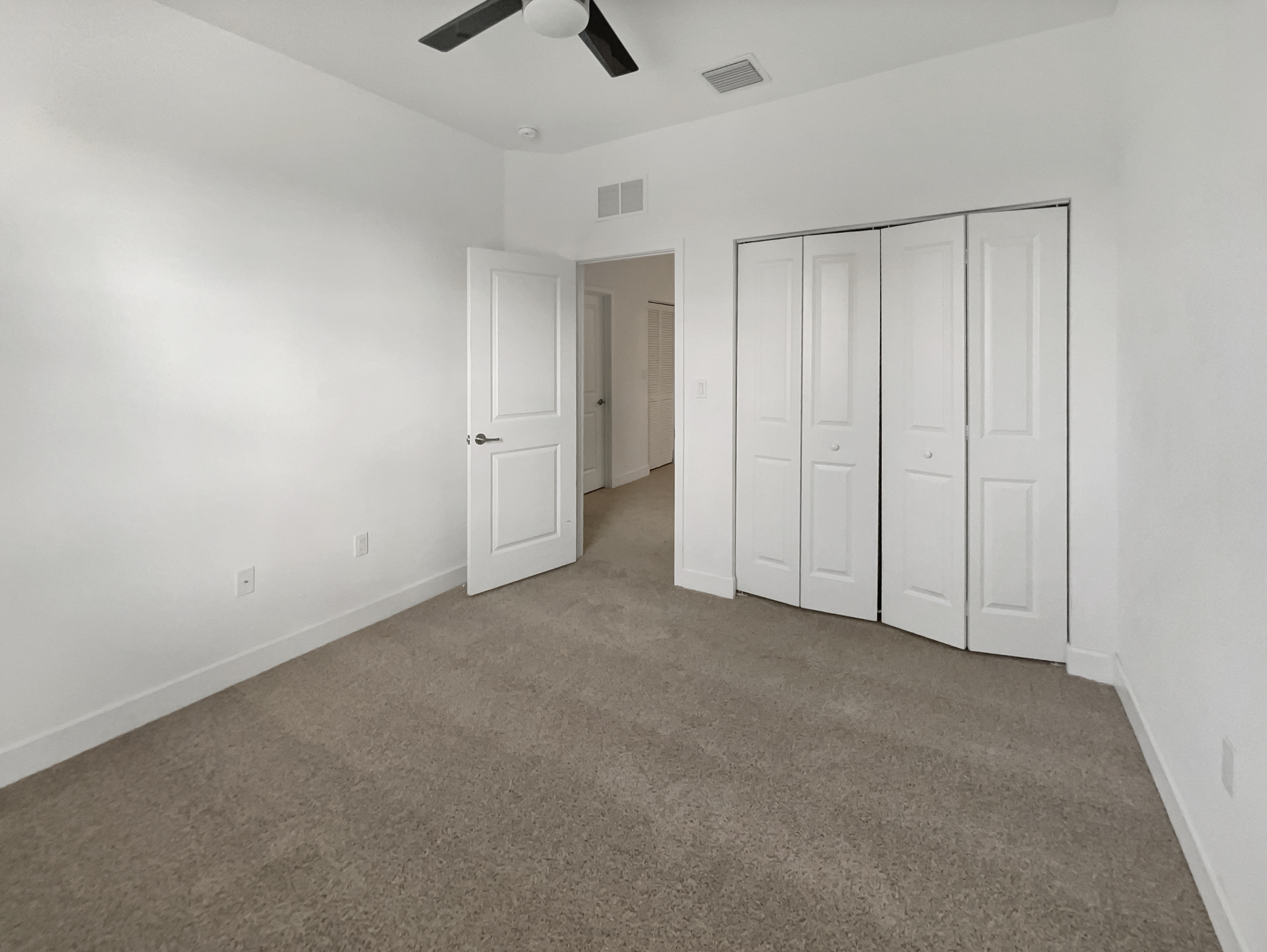 Photo 22 of 28 of 4879 NW 55th Pl, Fort Lauderdale, FL