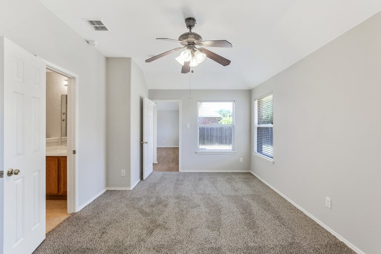 Photo 12 of 25 - 305 Millford Rd, Roanoke, TX 76262