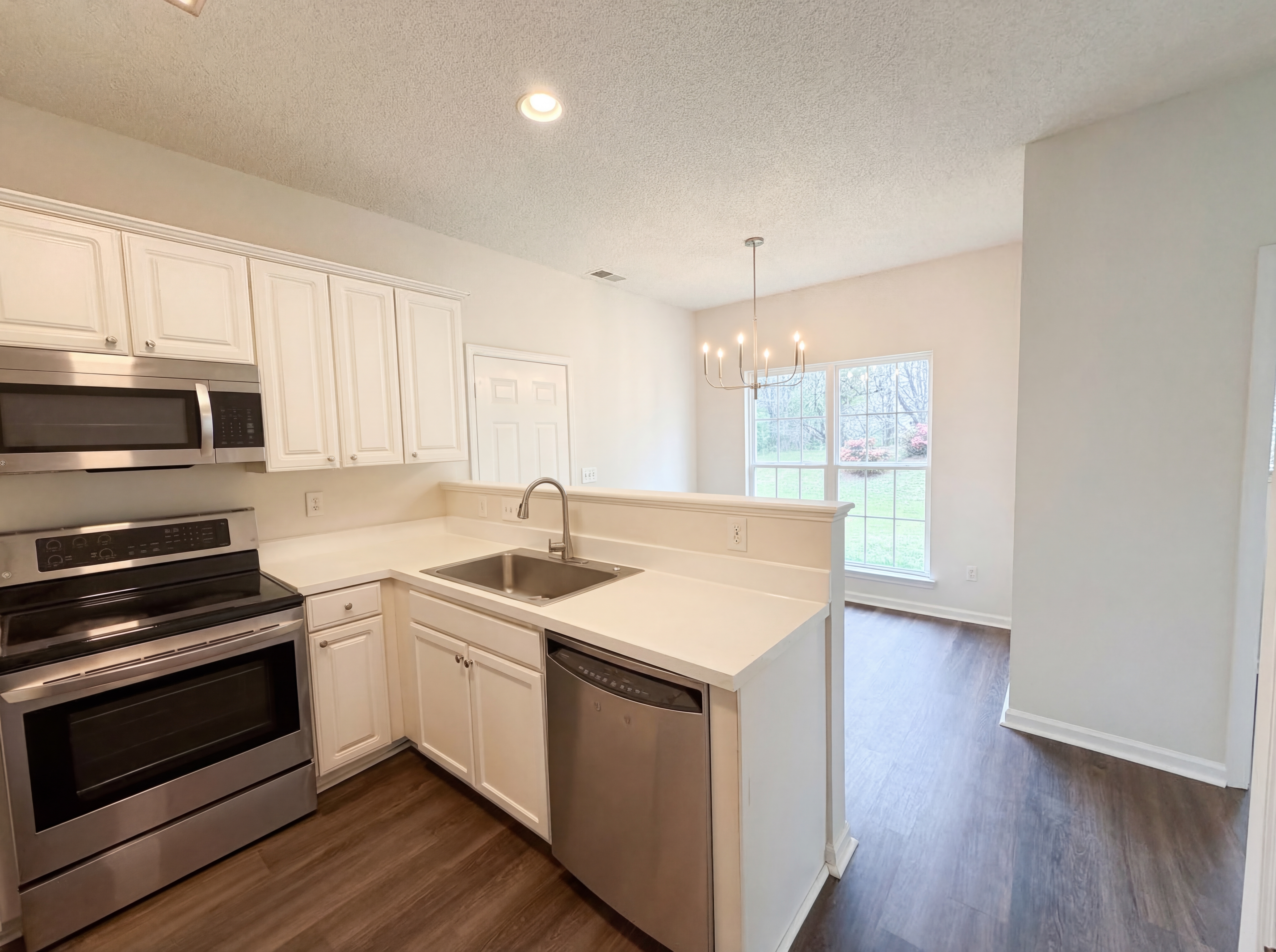 Photo 2 of 24 of 11037 Wyndham Pointe Dr, Charlotte, NC