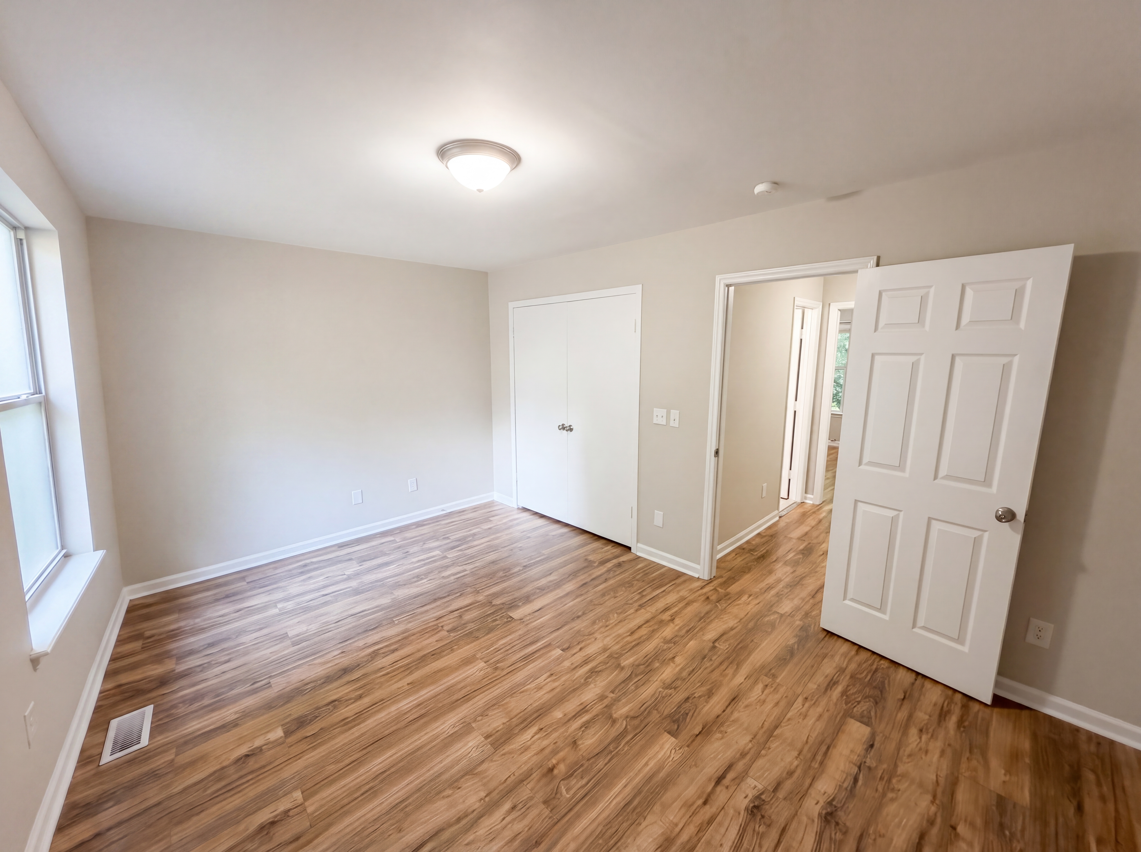 Photo 4 of 19 of 4037 Briarhill Dr, Charlotte, NC