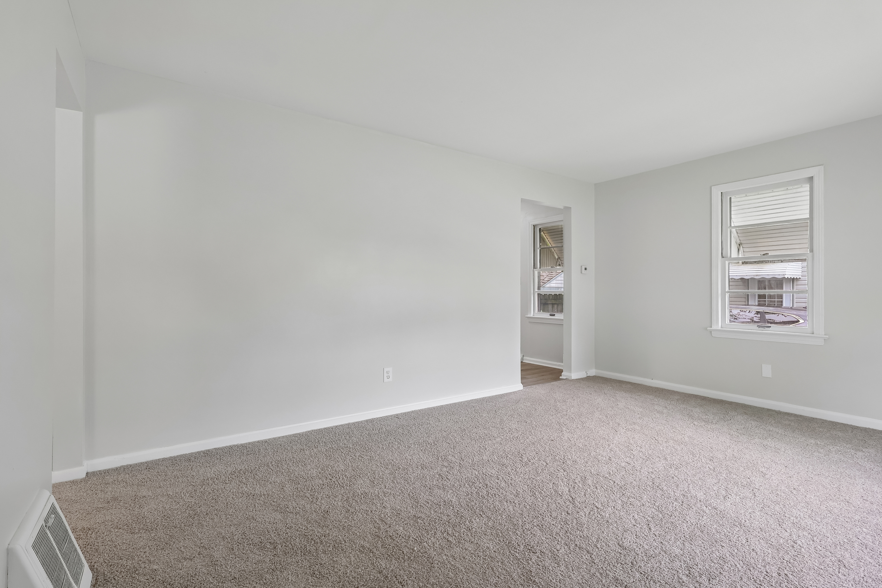 Photo 3 of 28 of 1237 Easton Dr, Akron, OH