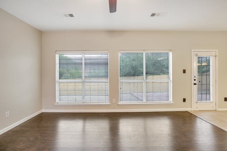 Photo 12 of 26 - 5716 Wimbledon Cir, Haltom City, TX 76137