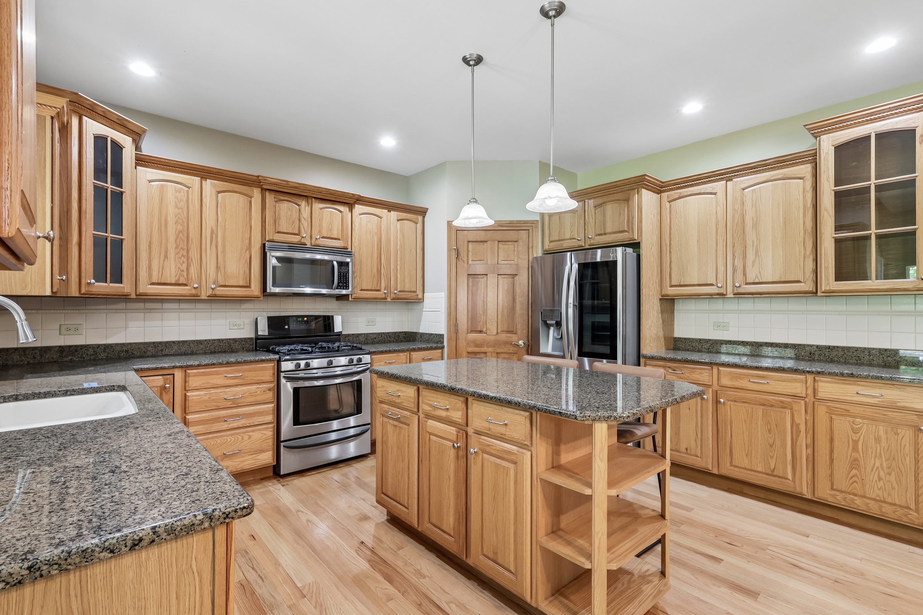 Photo 2 of 41 of 426 Heatherwood Dr, Oswego, IL