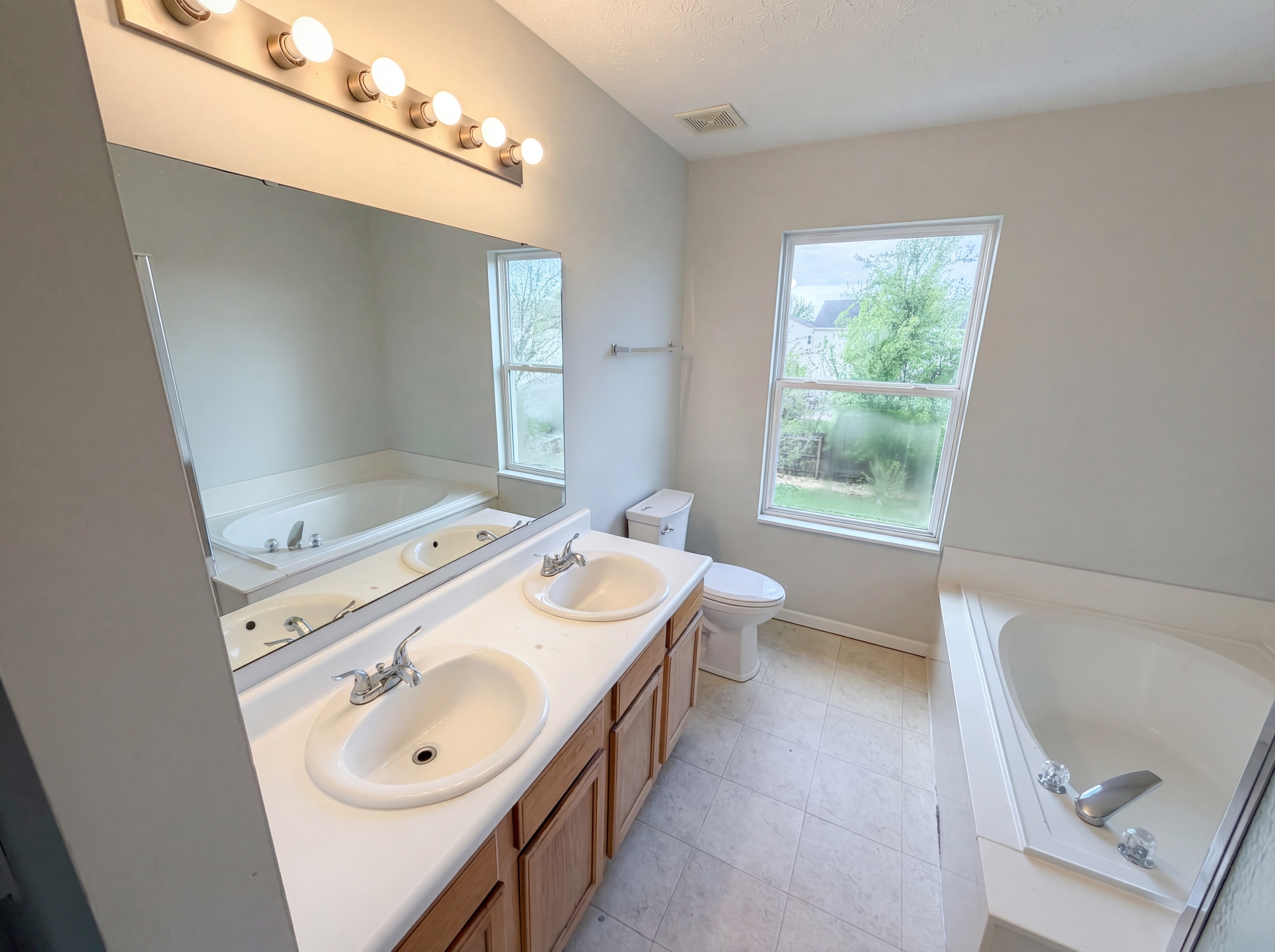 Photo 6 of 28 of 8911 Alto Way, Indianapolis, IN