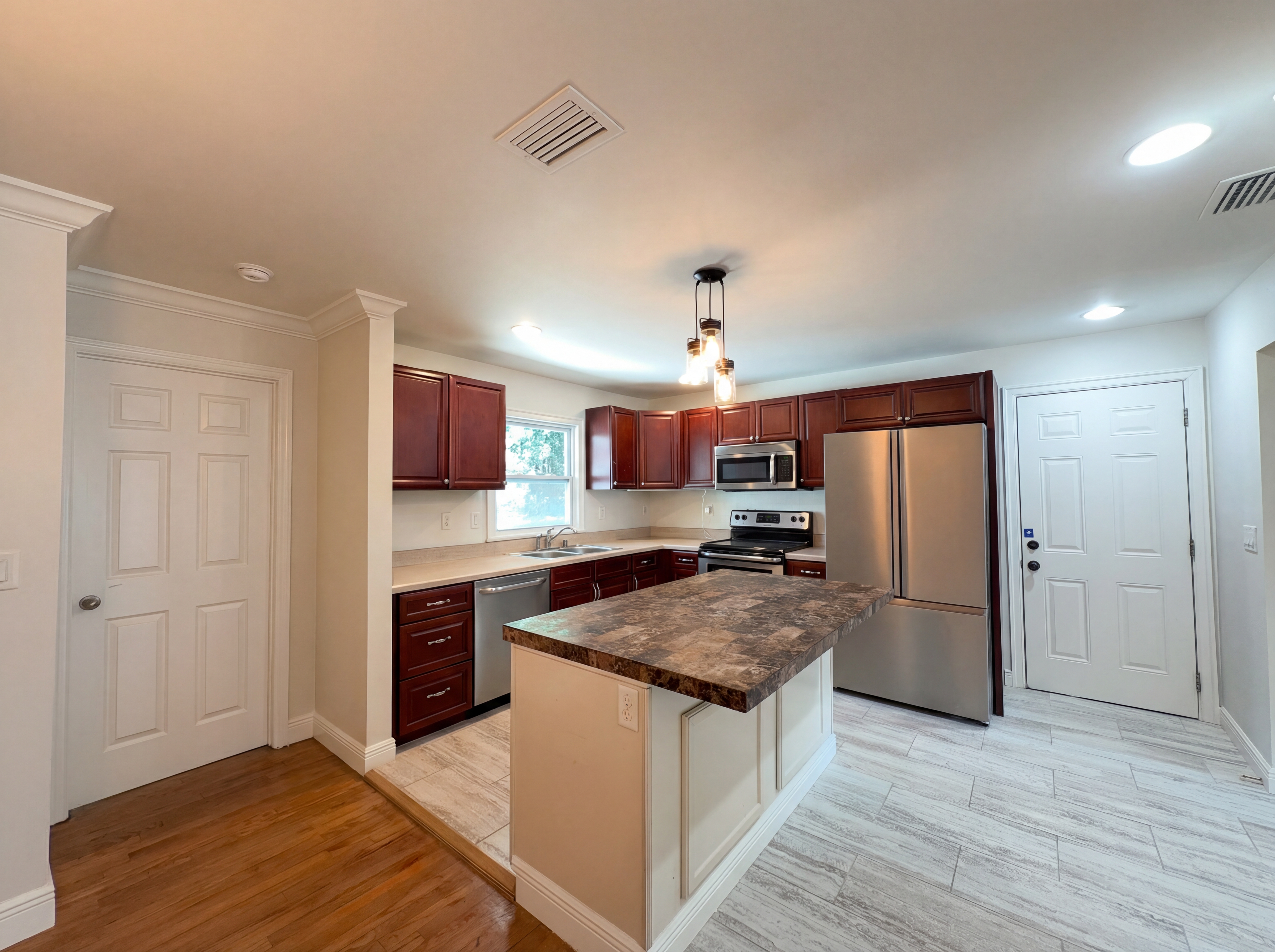 Photo 2 of 21 of 520 Sumner Ave, Orange City, FL