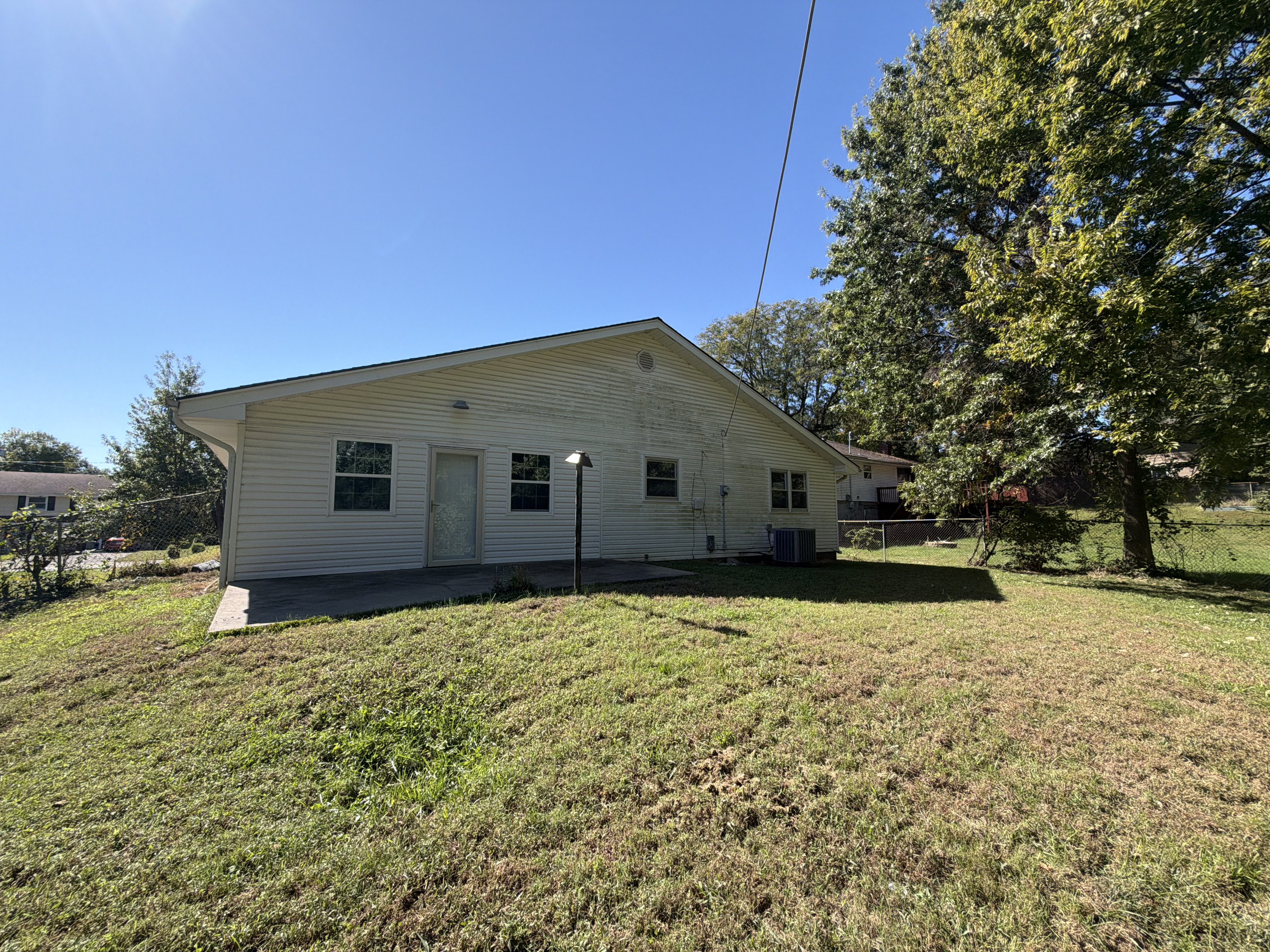 Photo 5 of 23 of 602 W 101st St, Kansas City, MO