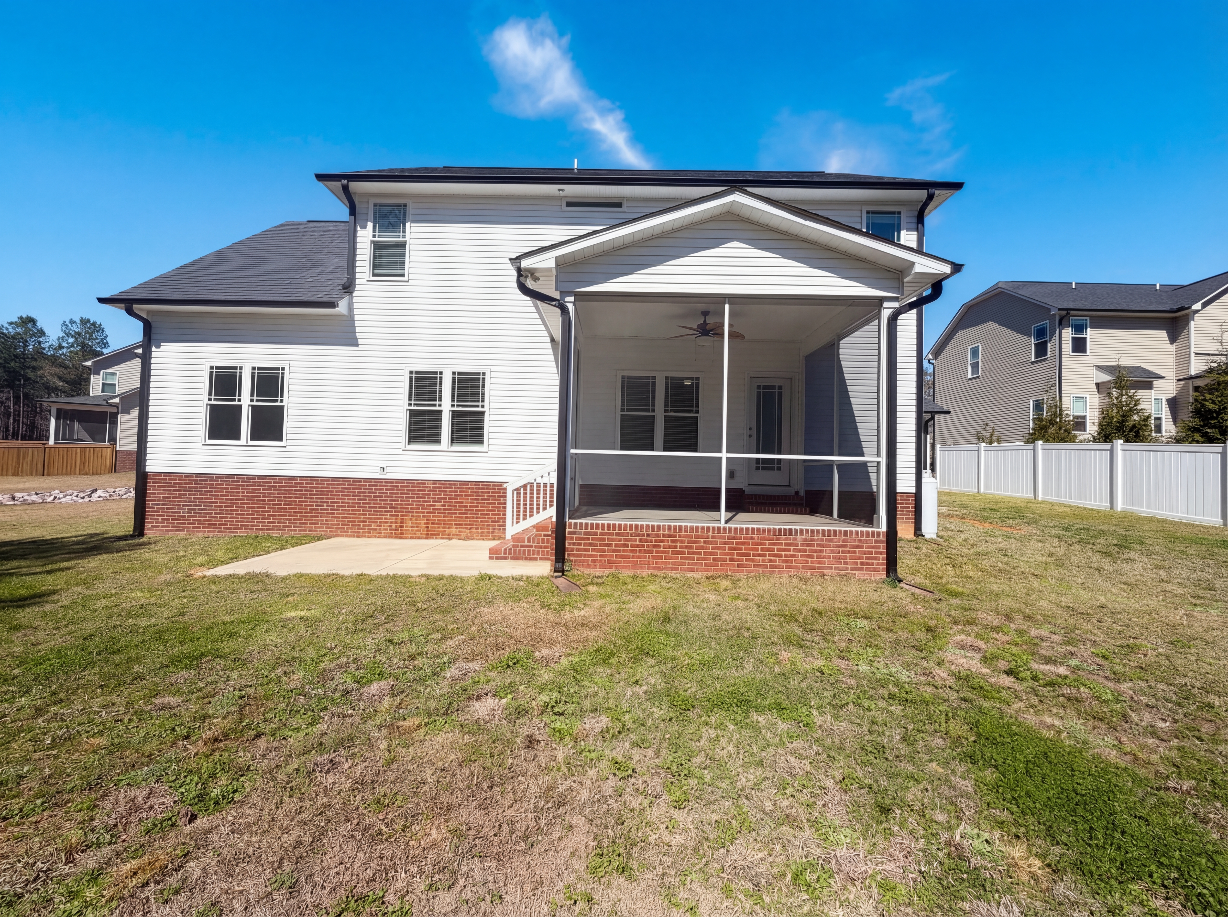 Photo 5 of 21 of 333 Oakhaven Dr, Holly Springs, NC