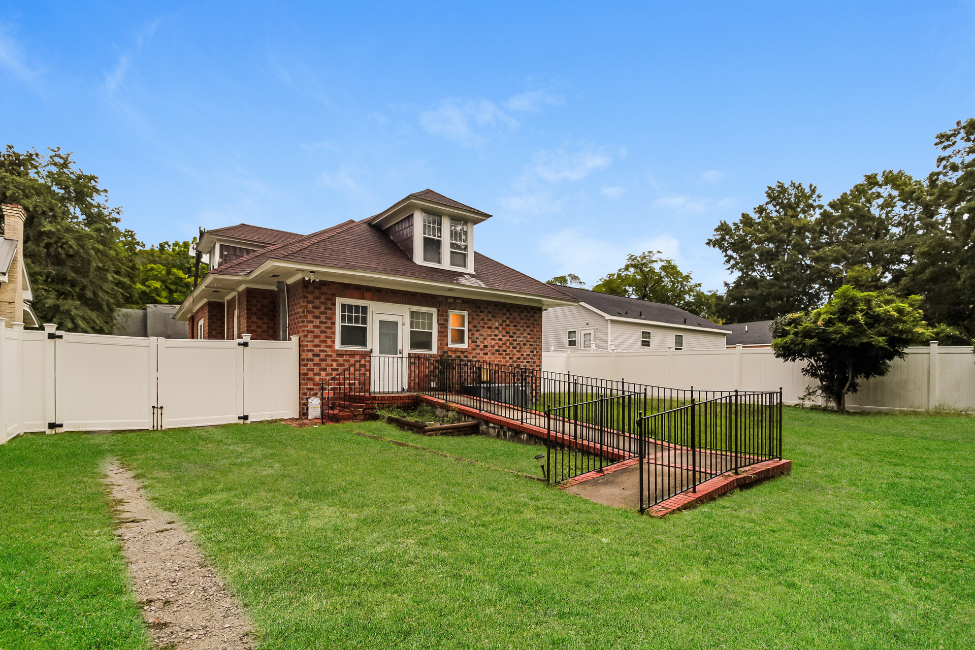 Photo 5 of 22 of 114 E Clay St, Whiteville, NC