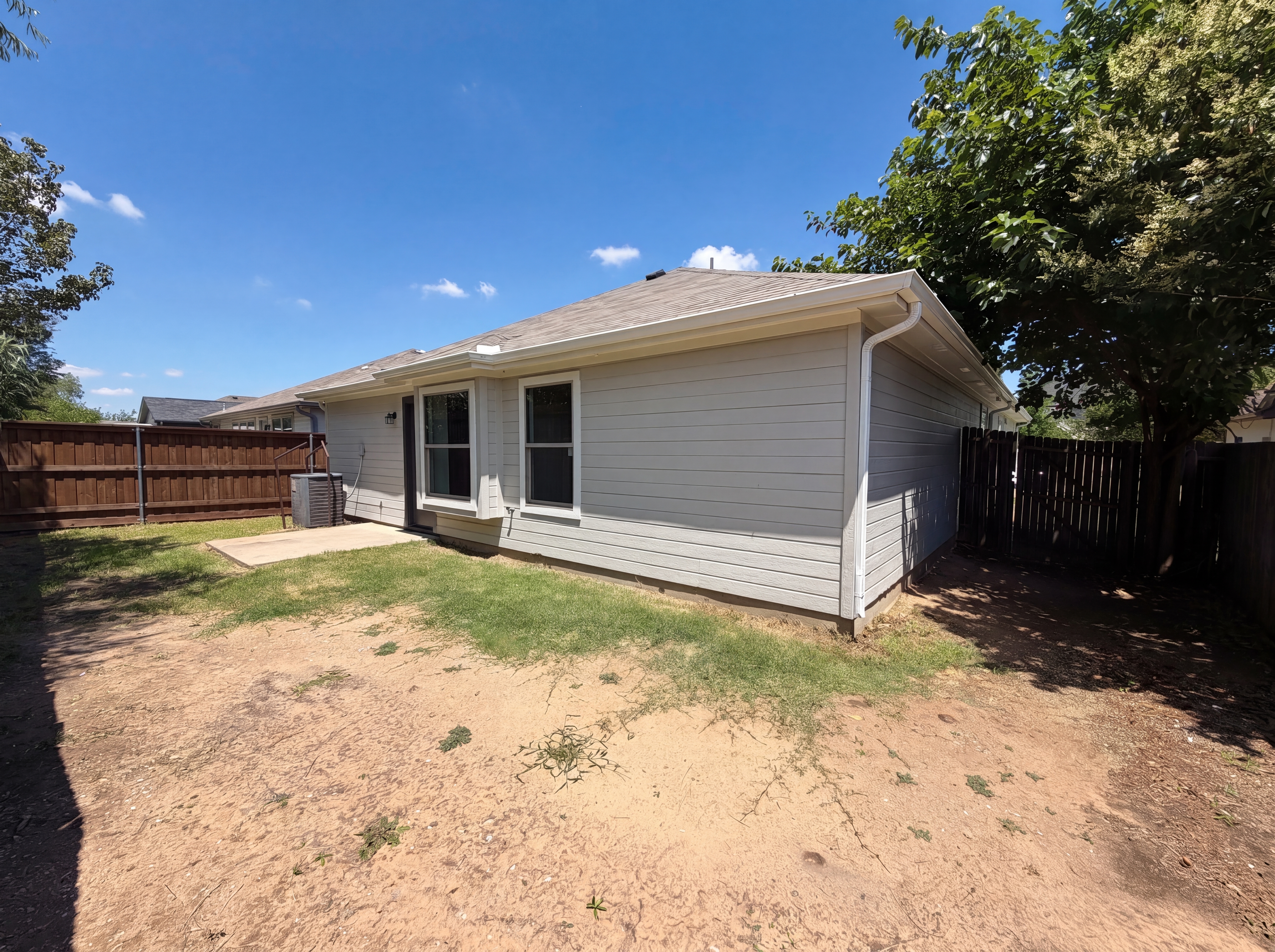 Photo 5 of 18 of 2824 Saint Bernard Dr, Dallas, TX