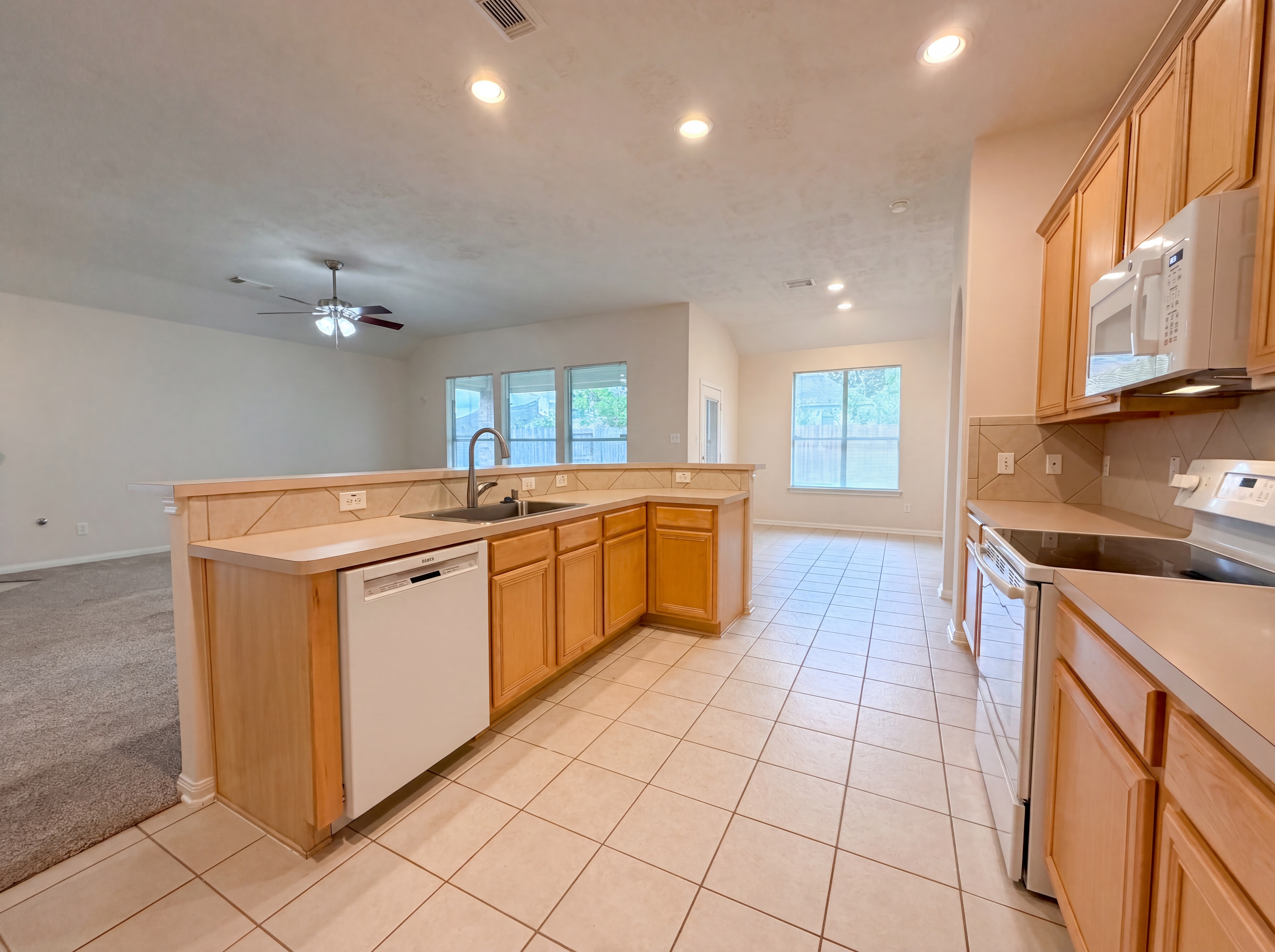 Photo 2 of 21 of 19110 Piney Way Dr, Tomball, TX