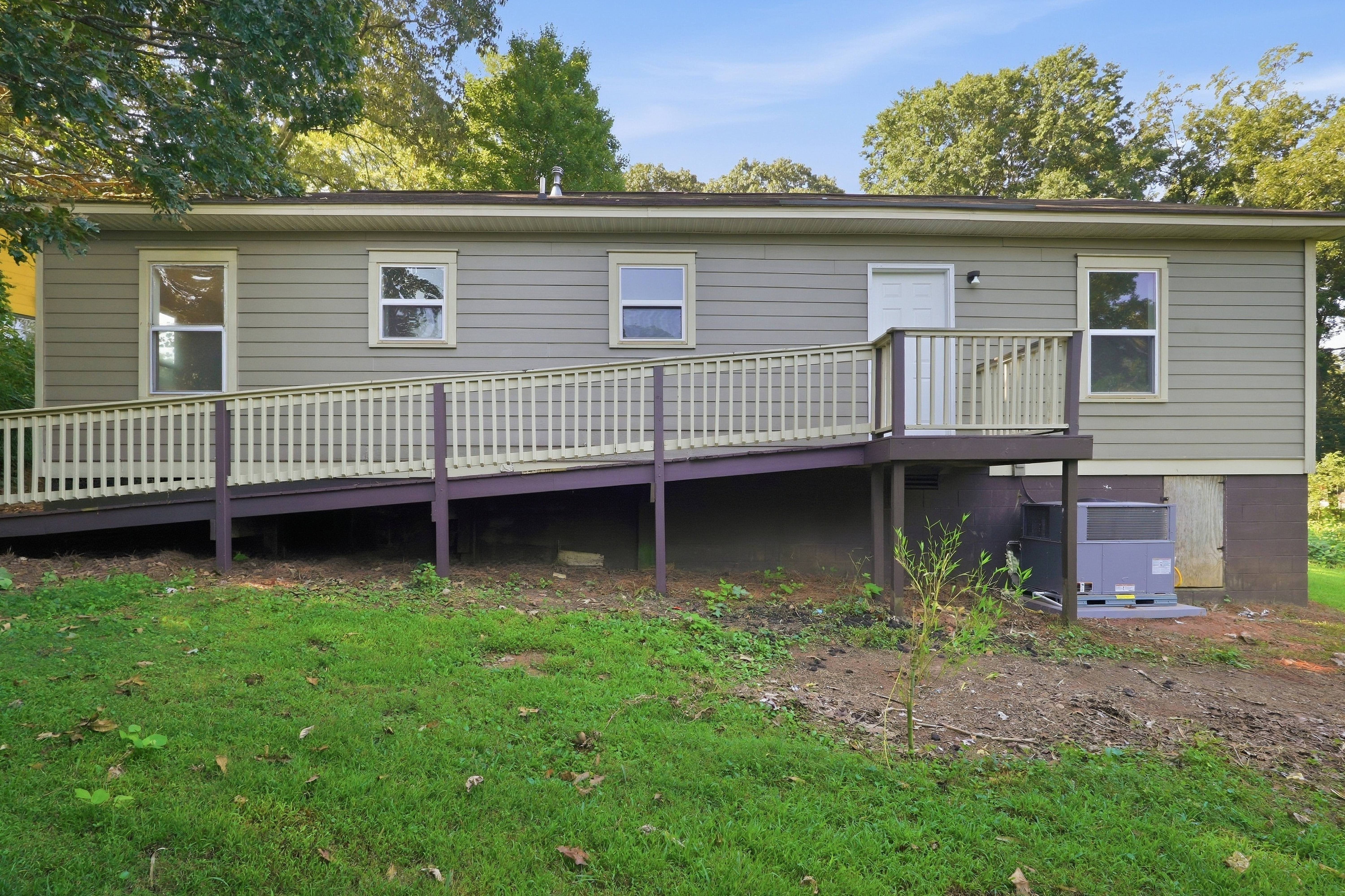 Photo 5 of 14 of 1668 Oak Knoll Cir SE, Atlanta, GA