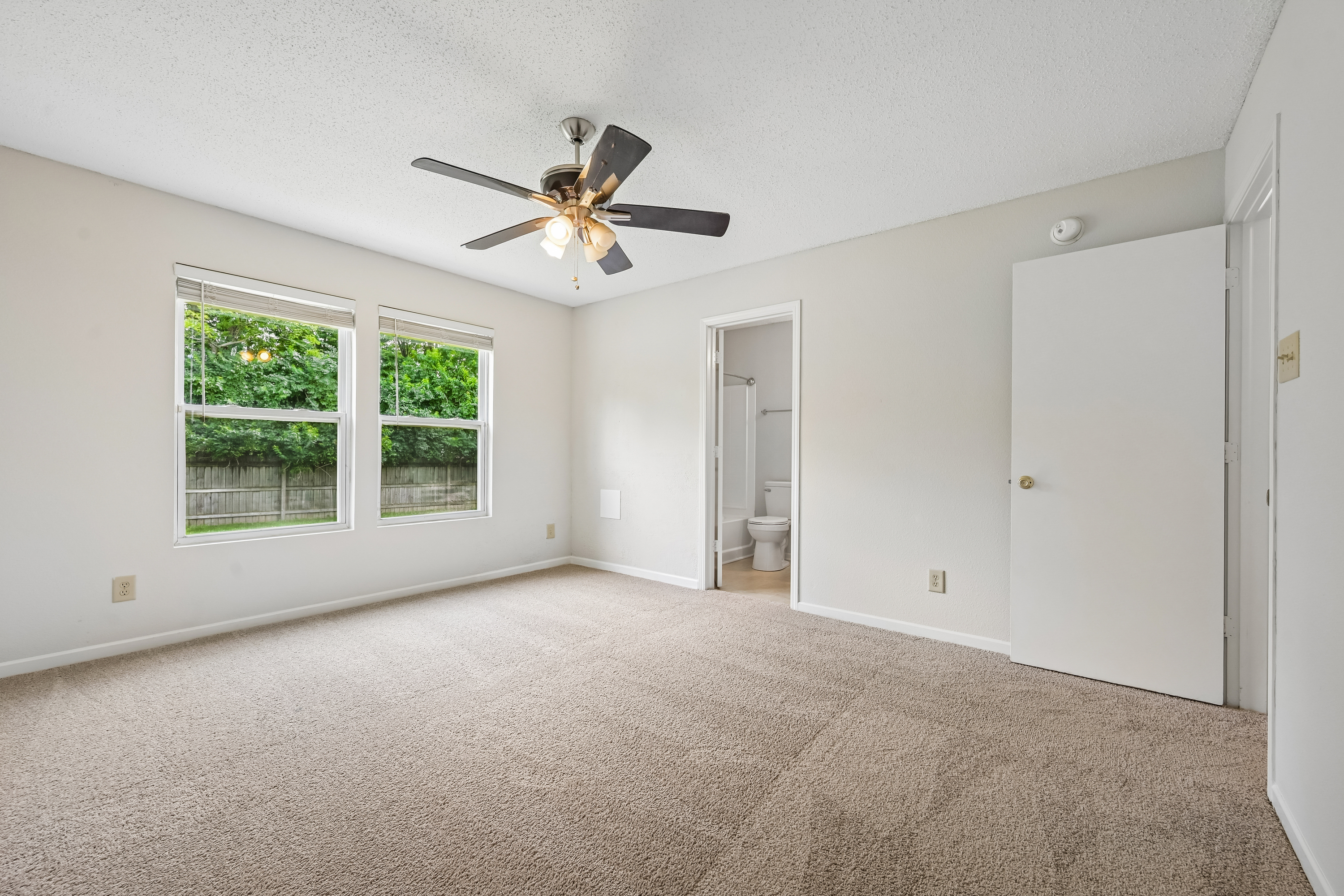 Photo 4 of 29 of 11355 Congaree Way, Indianapolis, IN