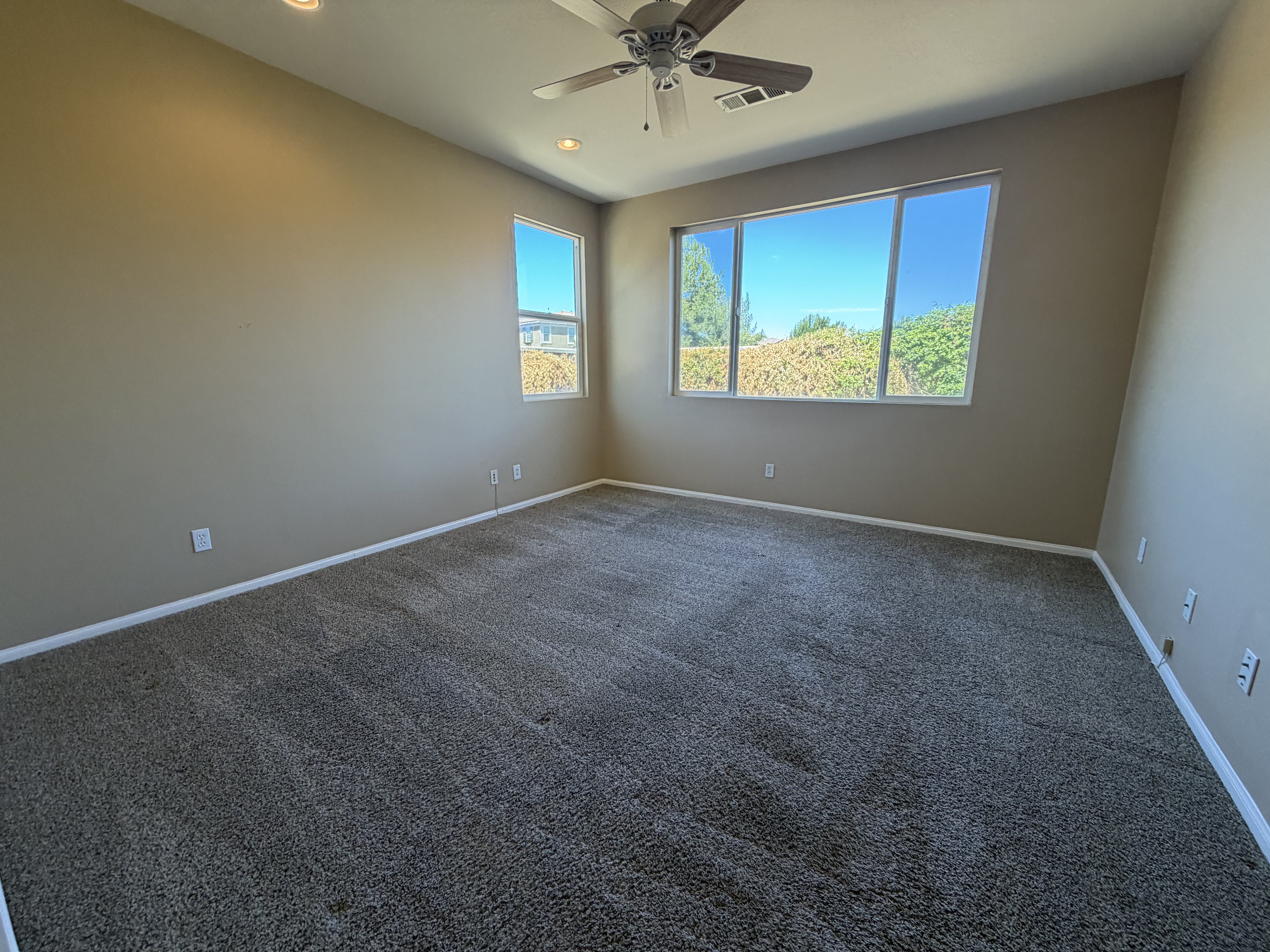 Photo 4 of 24 of 3136 Hibiscus Pt, Hemet, CA