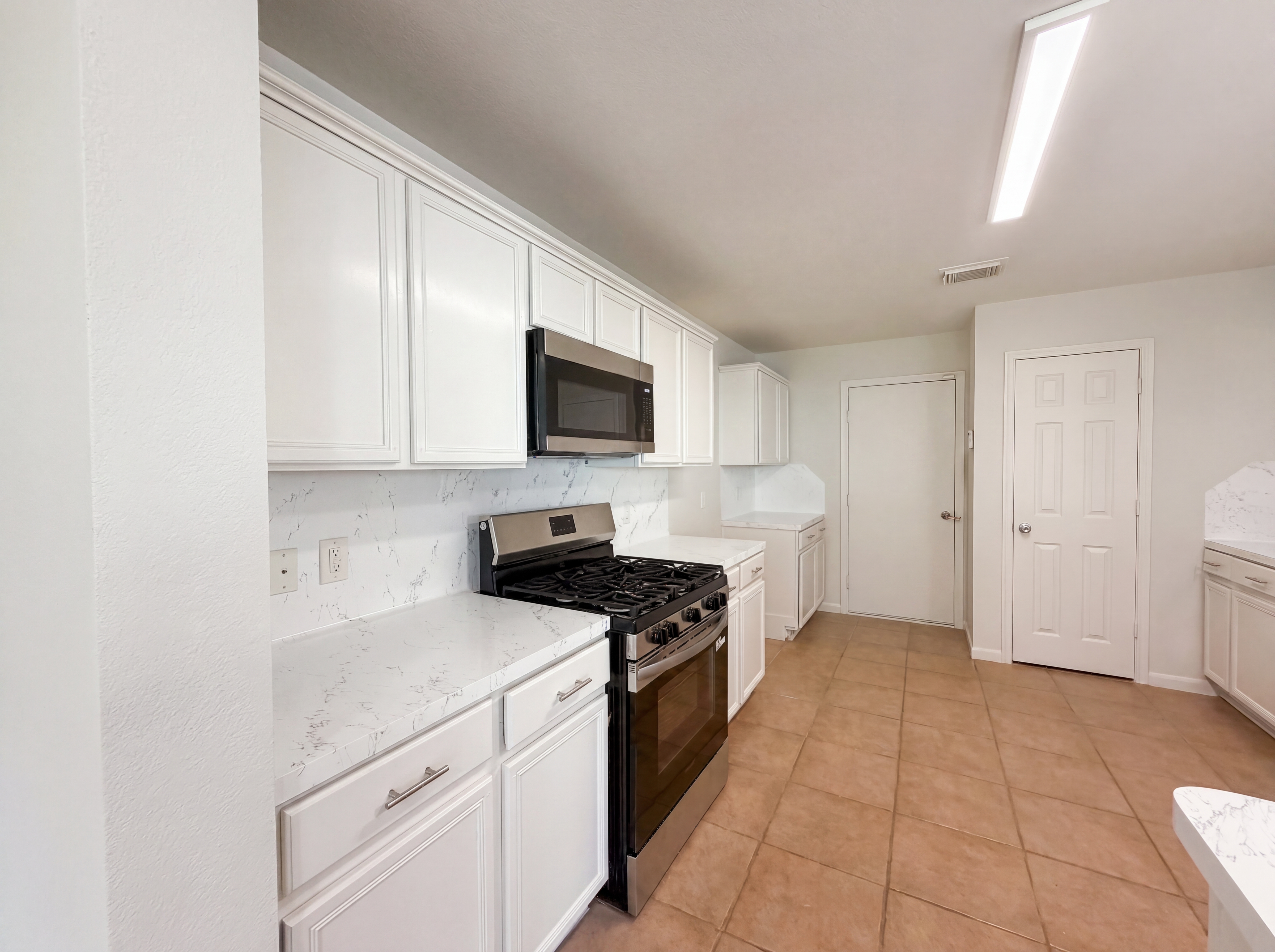 Photo 10 of 23 of 2711 Skyview Trace Ct, Houston, TX