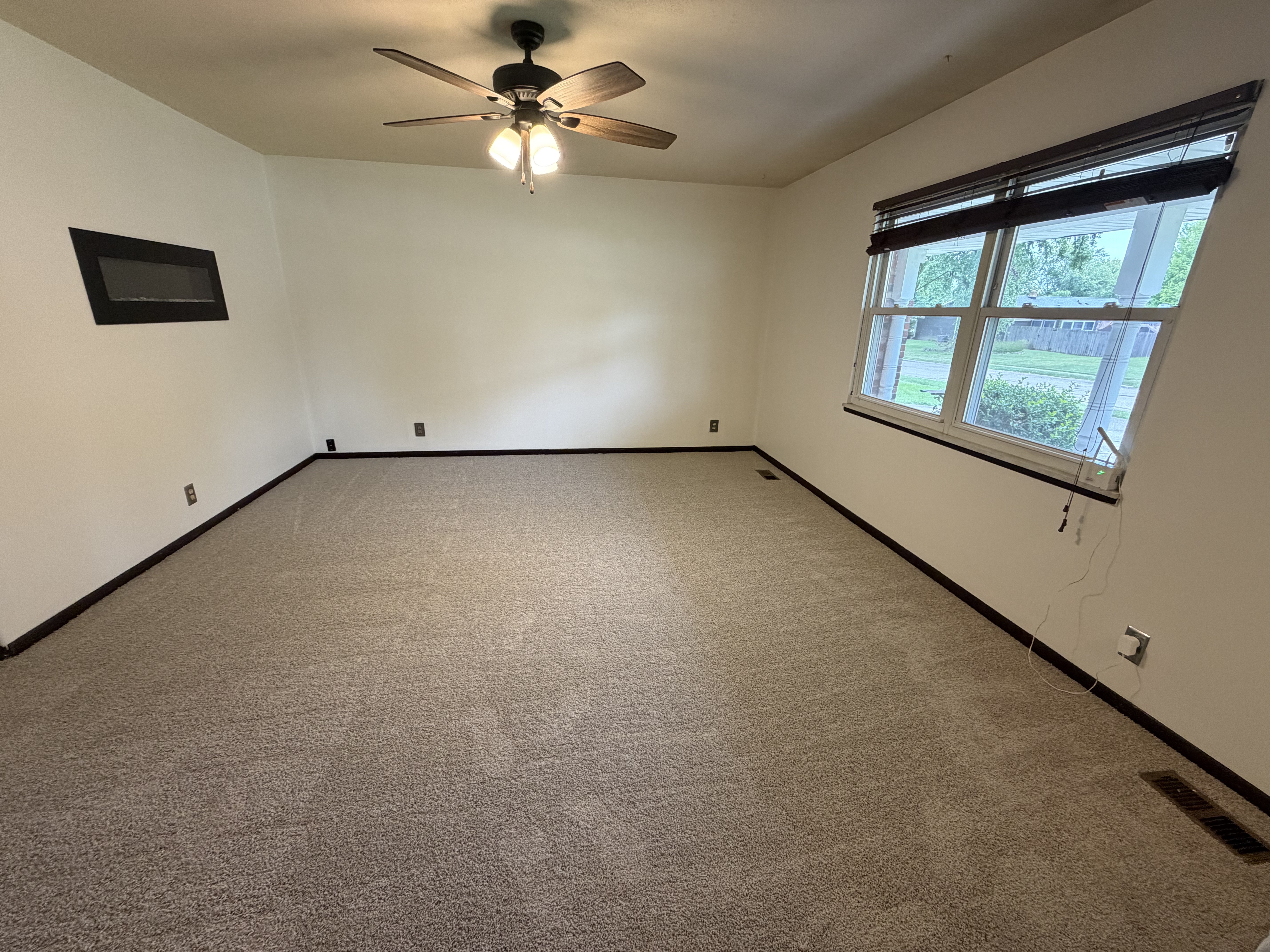 Photo 3 of 23 of 3162 Ashway Dr, Indianapolis, IN
