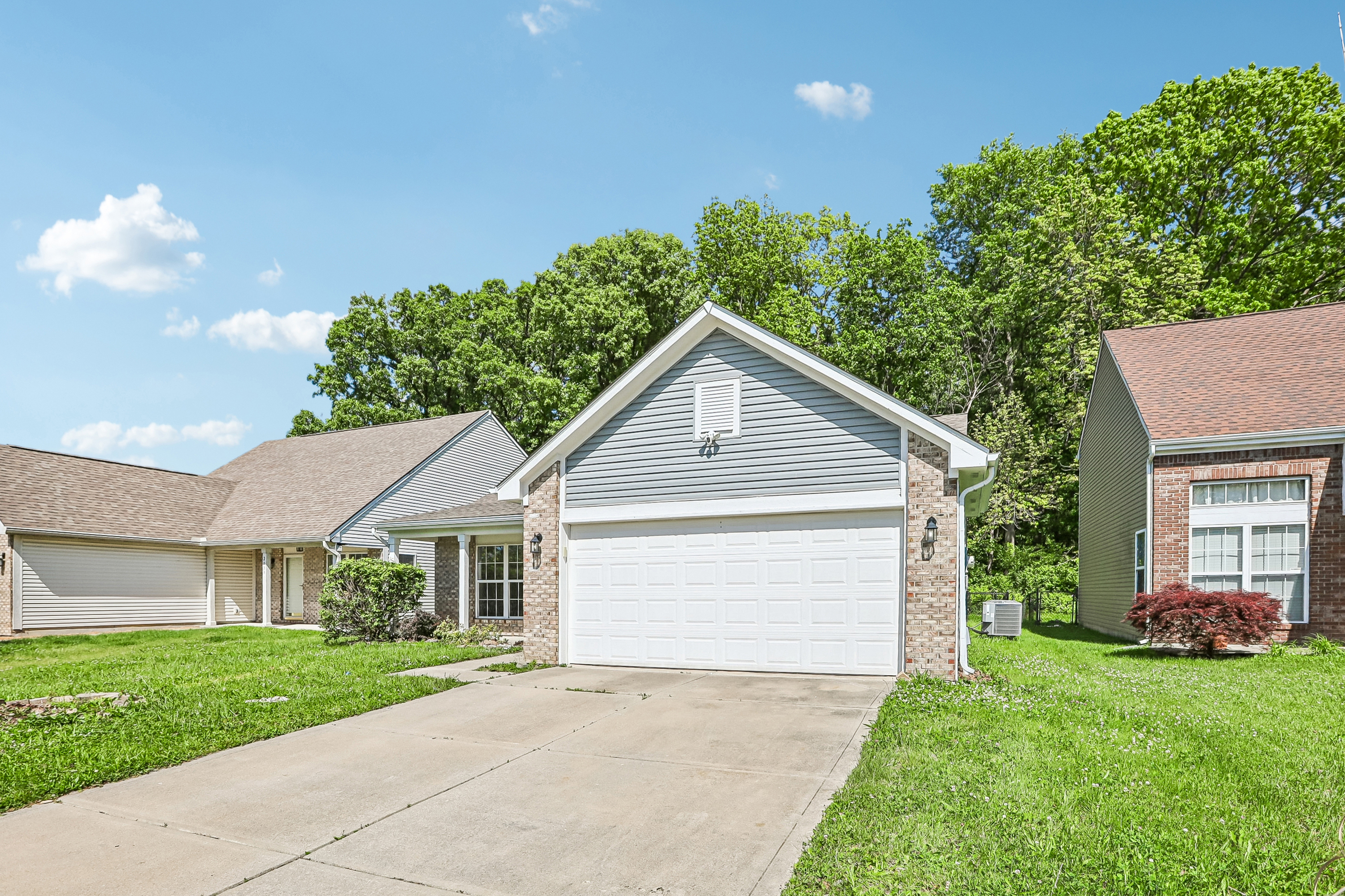 Photo 10 of 26 of 2045 Sotheby Ln, Indianapolis, IN
