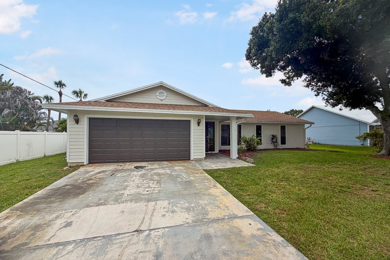 Property photo 1 of 2305 SW Fern Cir