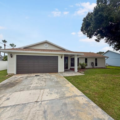 Property photo 1 of 2305 SW Fern Cir