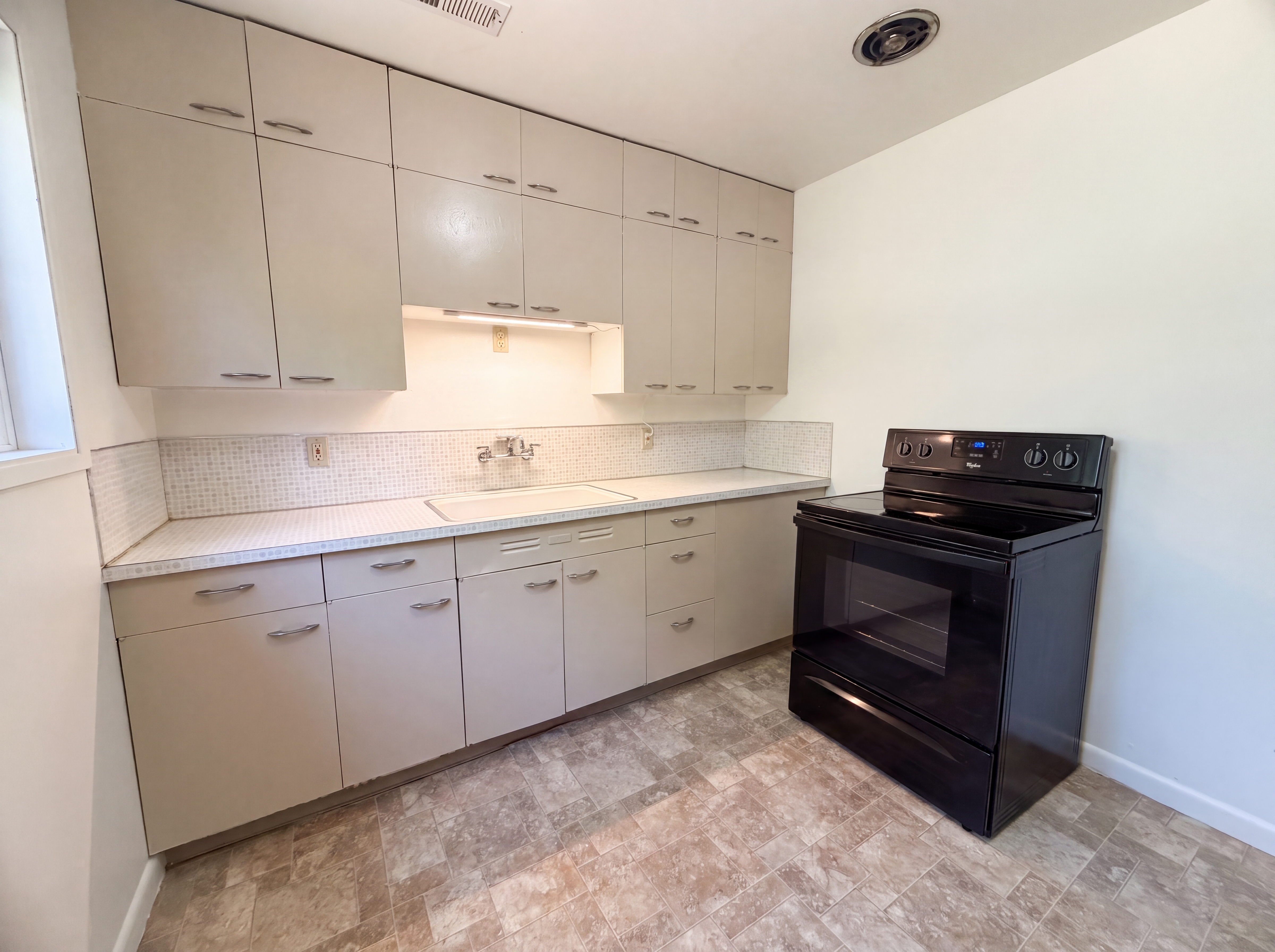 Photo 2 of 16 of 4219 SE Ellis St, Portland, OR