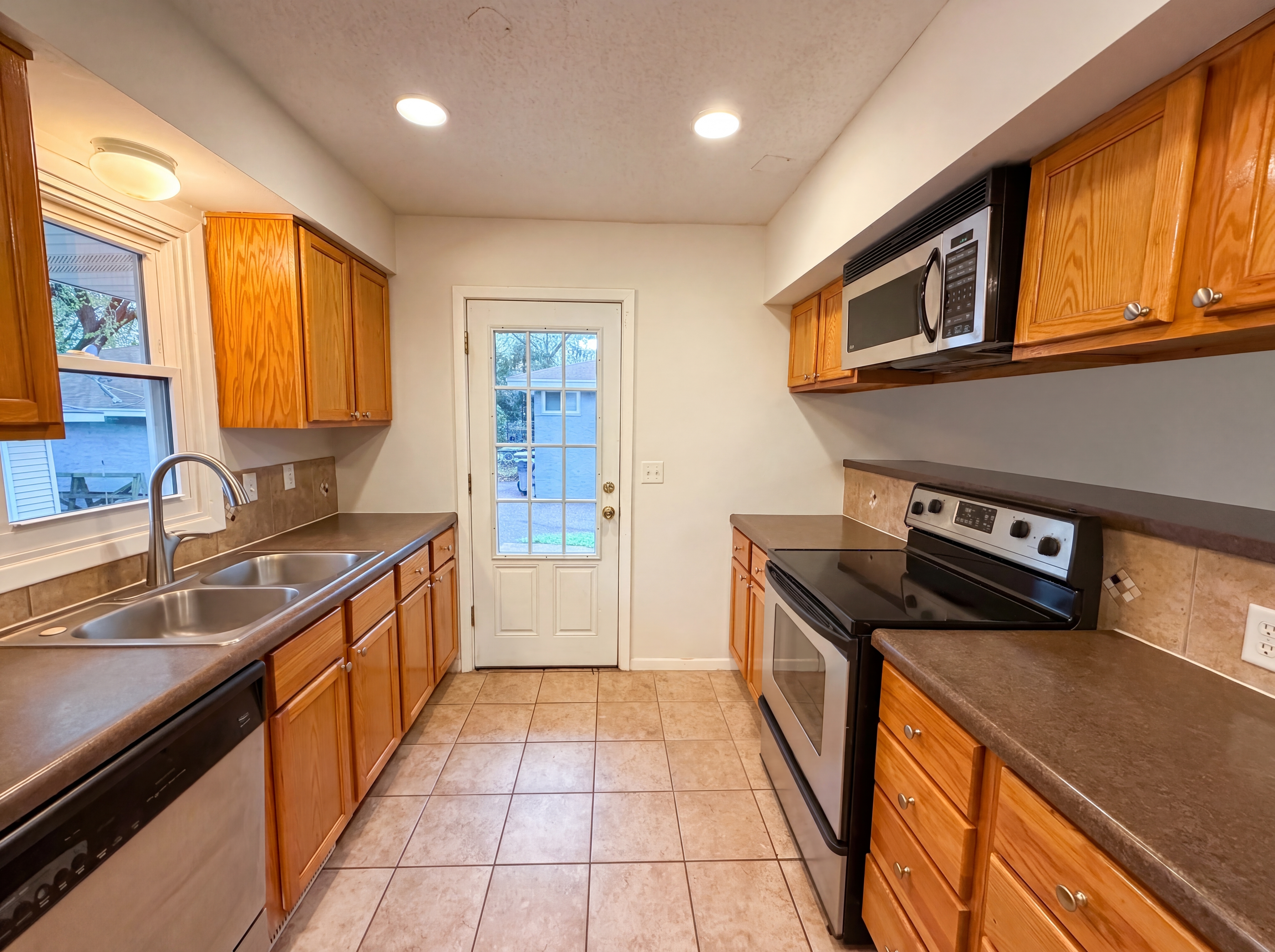 Photo 6 of 22 of 2807 Ohenry Rd, Brooklyn Center, MN
