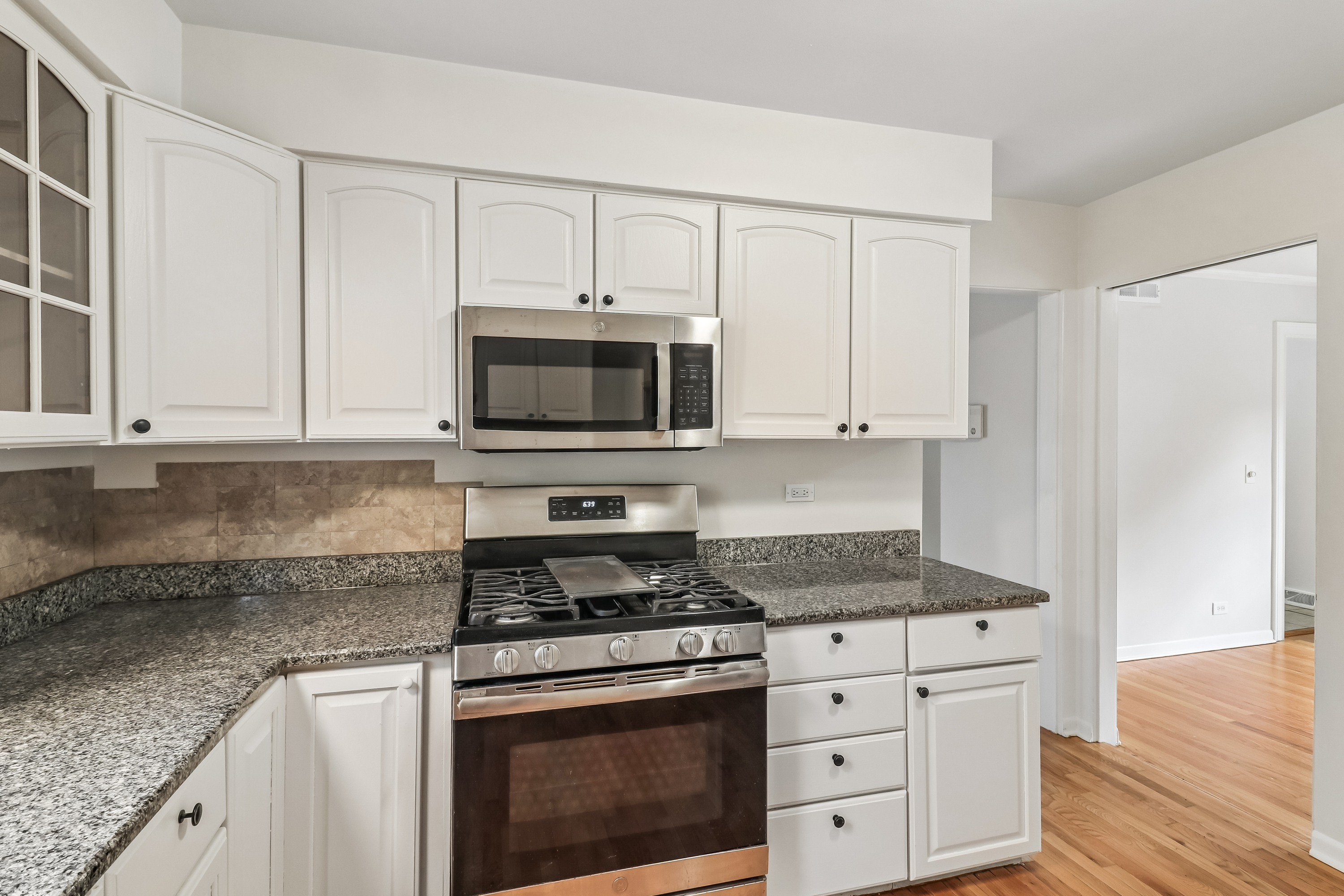 Photo 16 of 46 of 1053 Laurel Ln, Naperville, IL