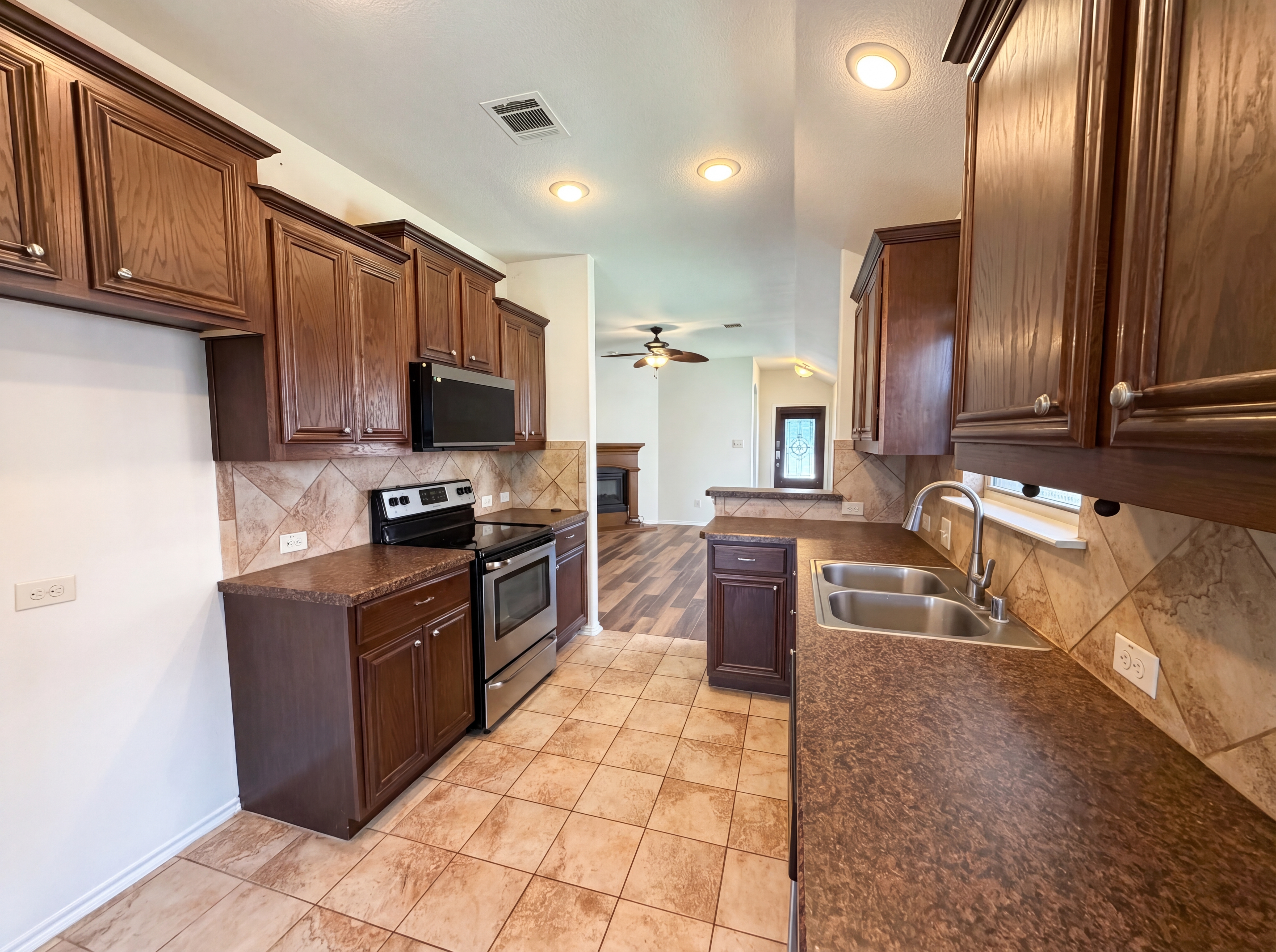 Photo 7 of 16 of 1704 River Oak Ln, Royse City, TX