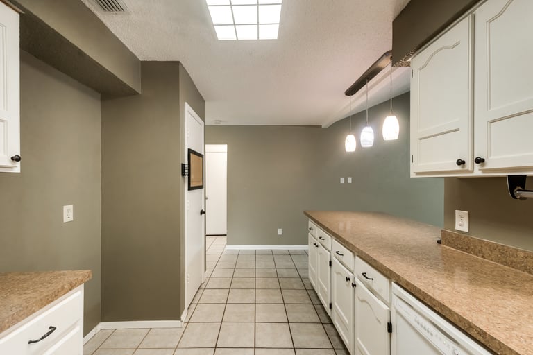 Photo 6 of 33 - 2925 Beachtree Ln, Bedford, TX 76021