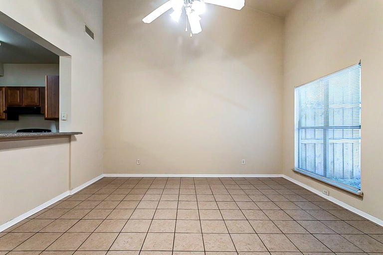 Photo 5 of 21 - 6321 Benavides Dr, Dallas, TX 75217