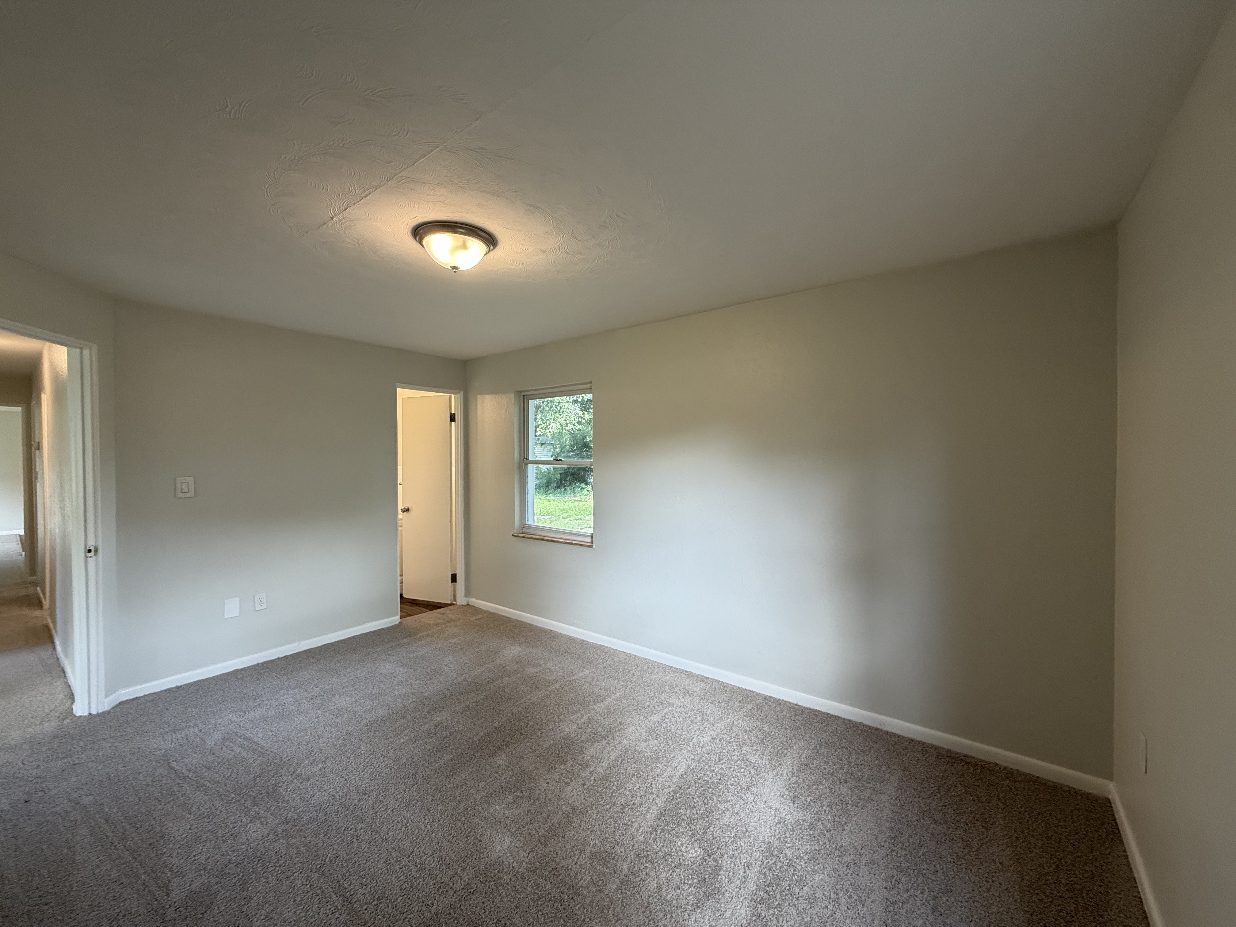 Photo 4 of 24 of 411 W Seminole Ave, Eustis, FL