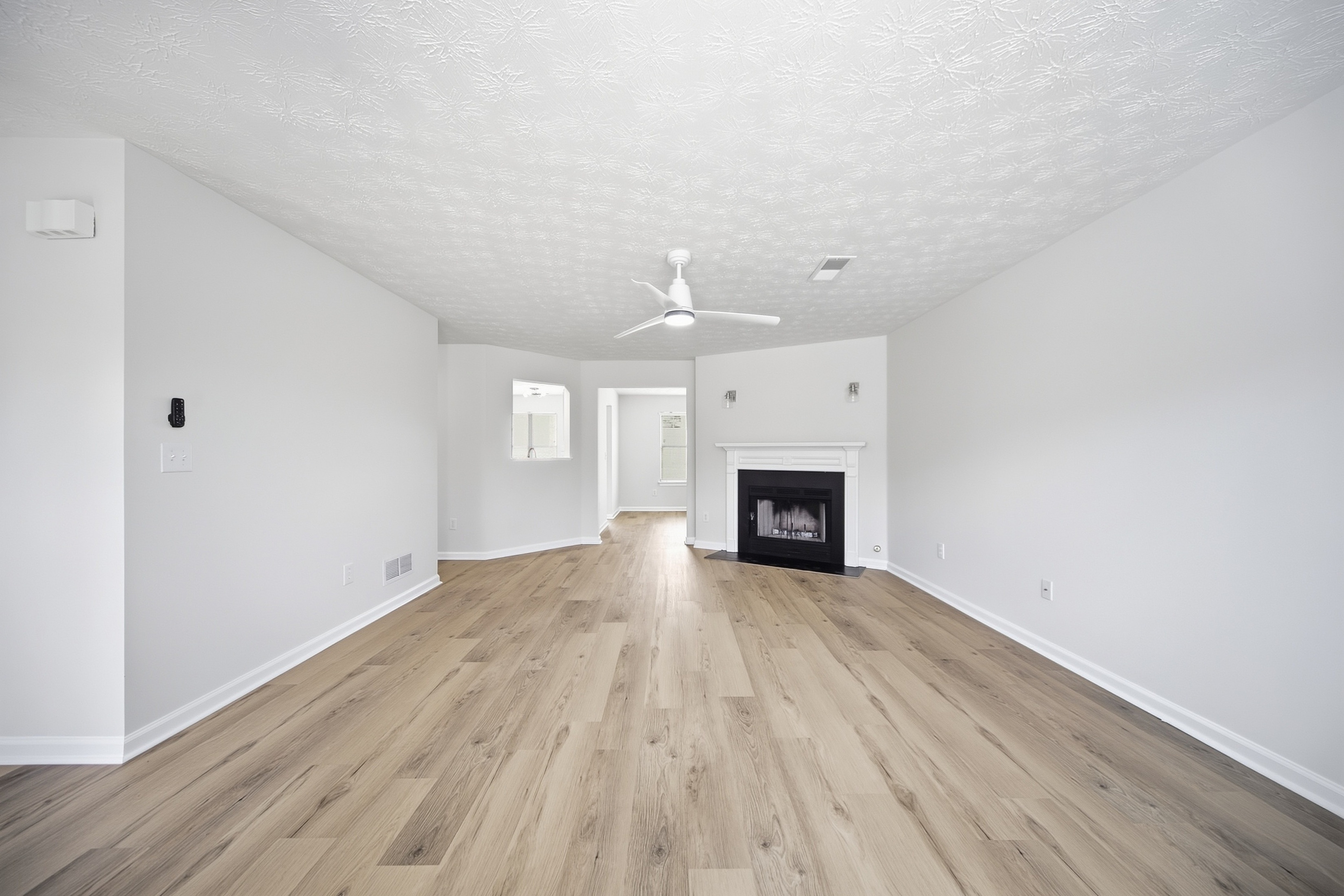 Photo 7 of 28 of 2479 Feathertree Ln, Lawrenceville, GA