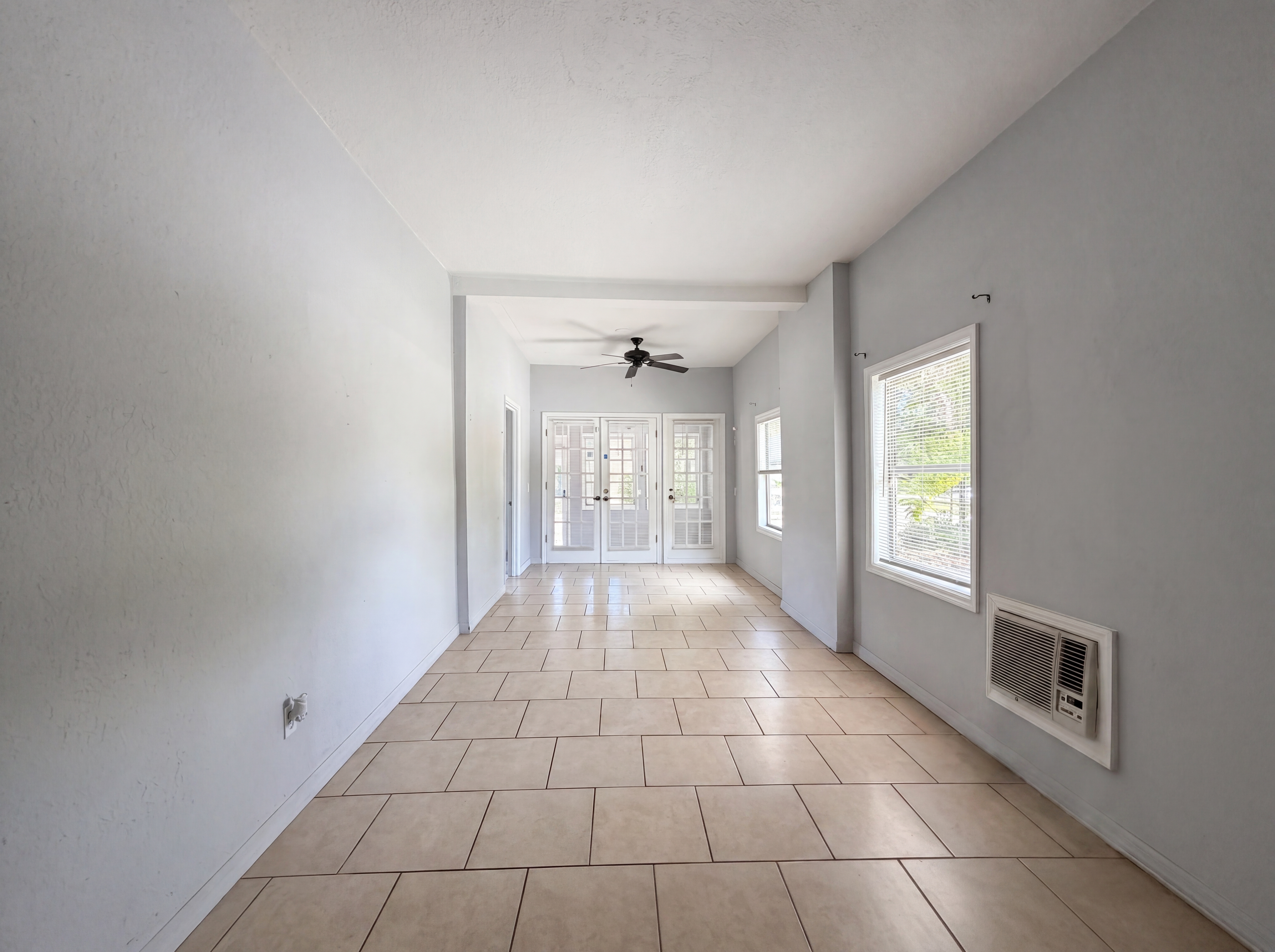 Photo 3 of 22 of 2228 N Orange Ave, Sarasota, FL