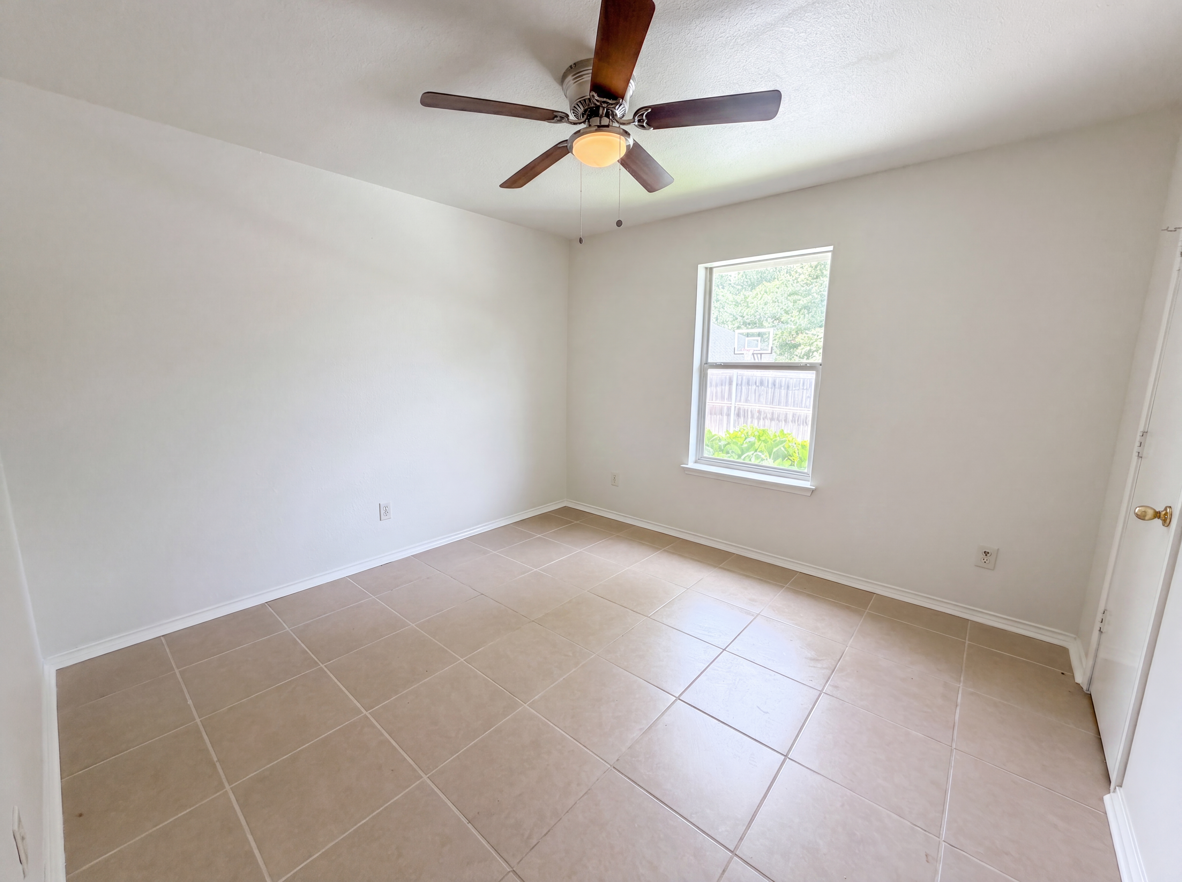 Photo 4 of 17 of 10740 Southern Trace Cir, Flint, TX