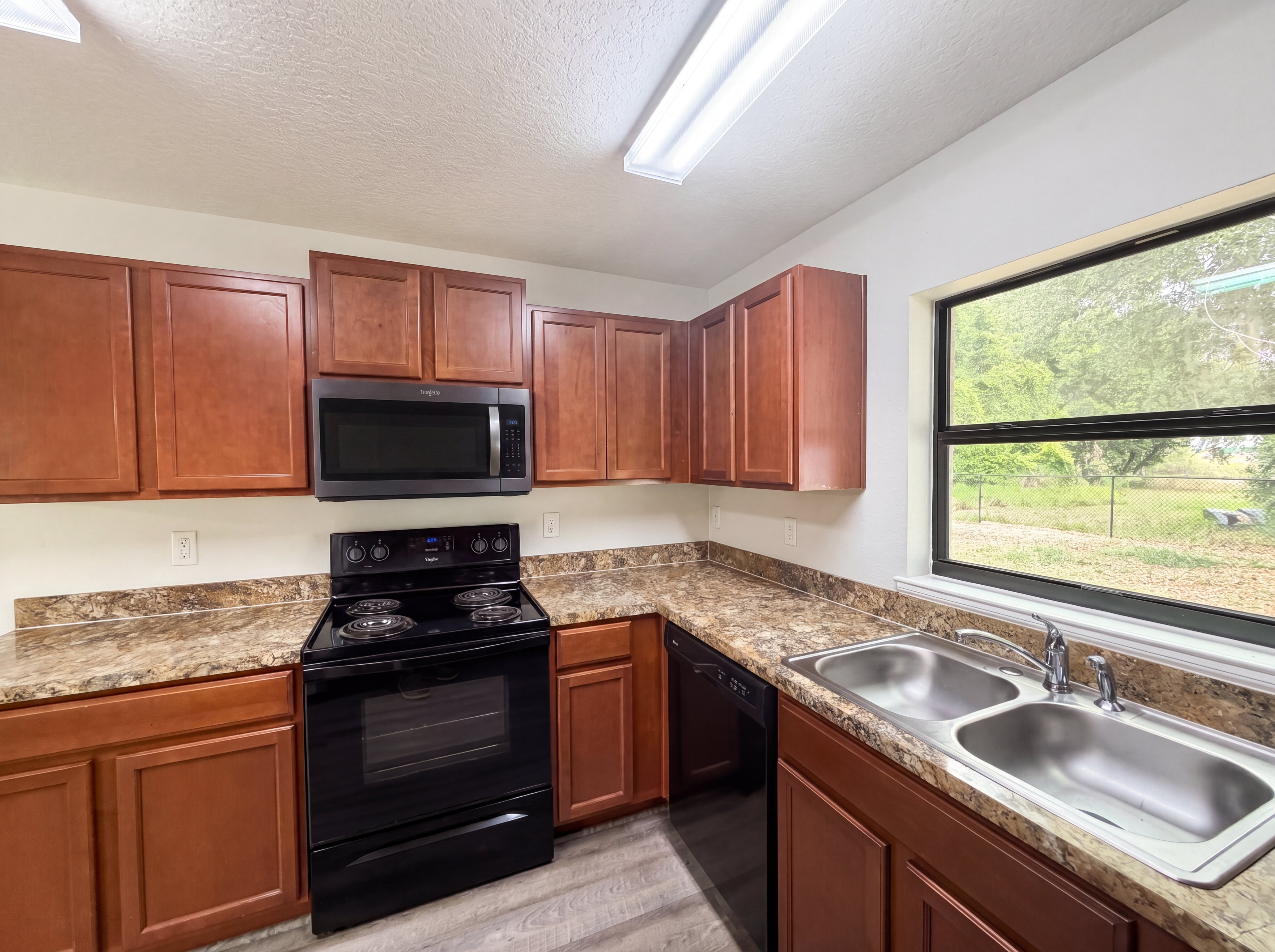 Photo 10 of 21 of 2440 Bracknell Forest Trl, Tavares, FL