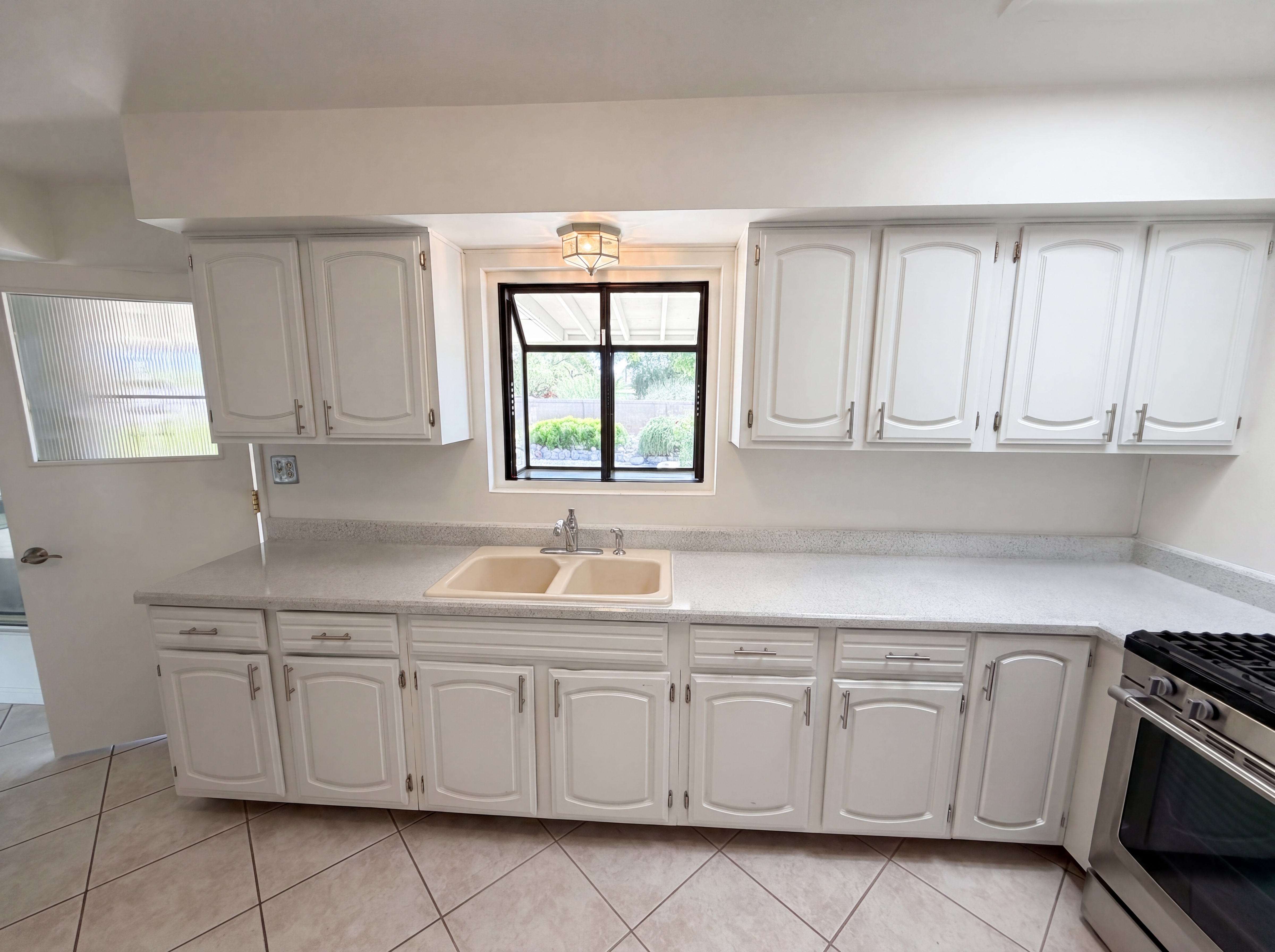 Photo 6 of 25 of 650 S Kenyon Dr, Tucson, AZ