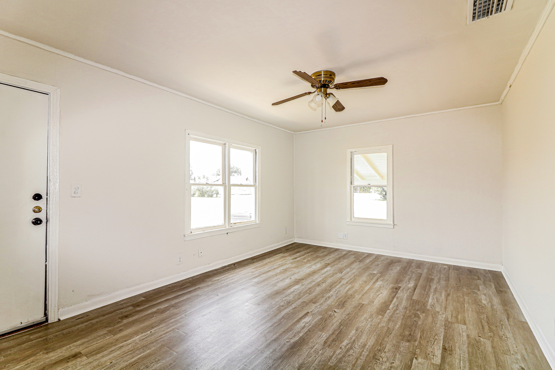 Photo 3 of 21 of 716 8th St, Portland, TX