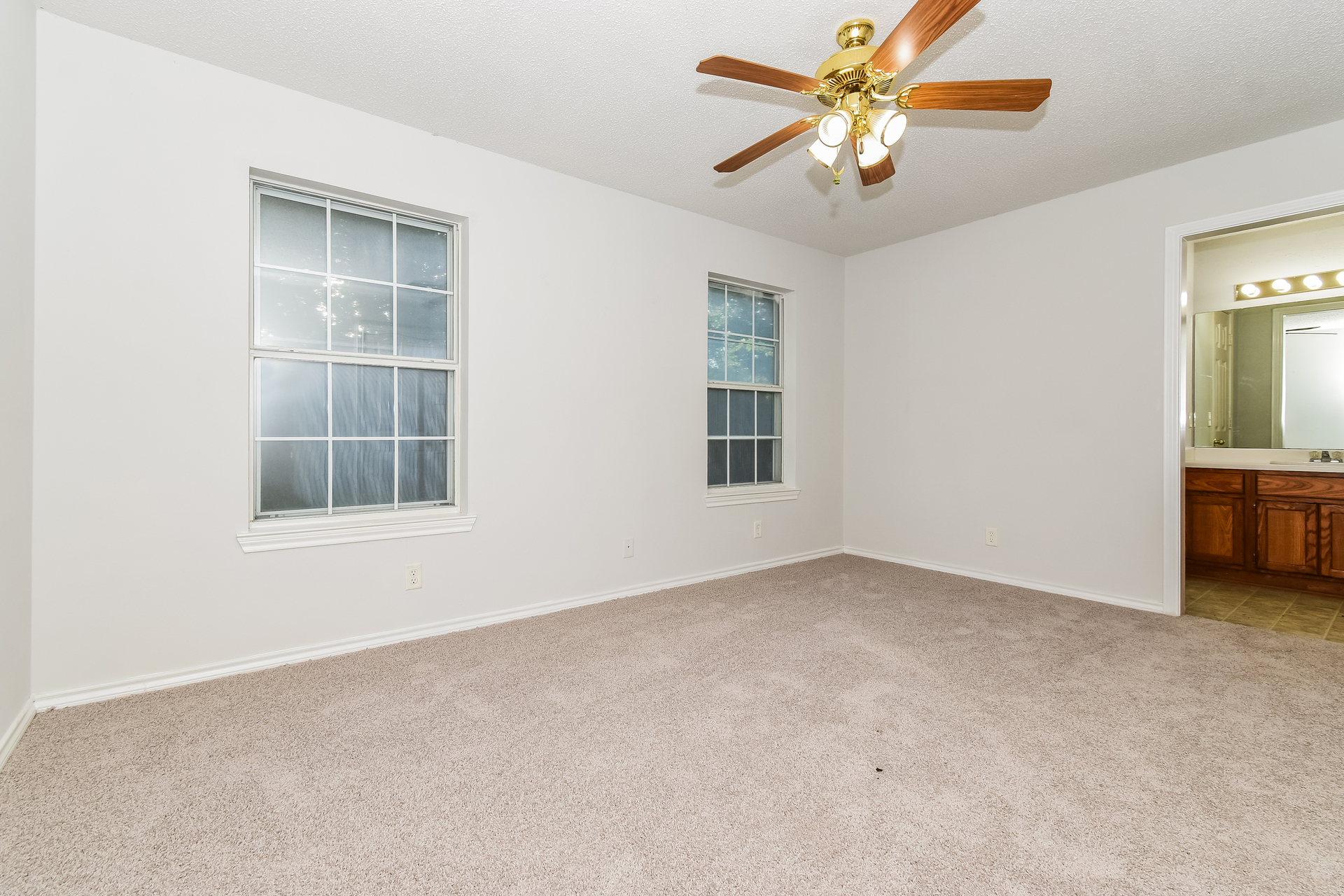 Photo 4 of 20 of 2127 N Village Dr, Bonham, TX