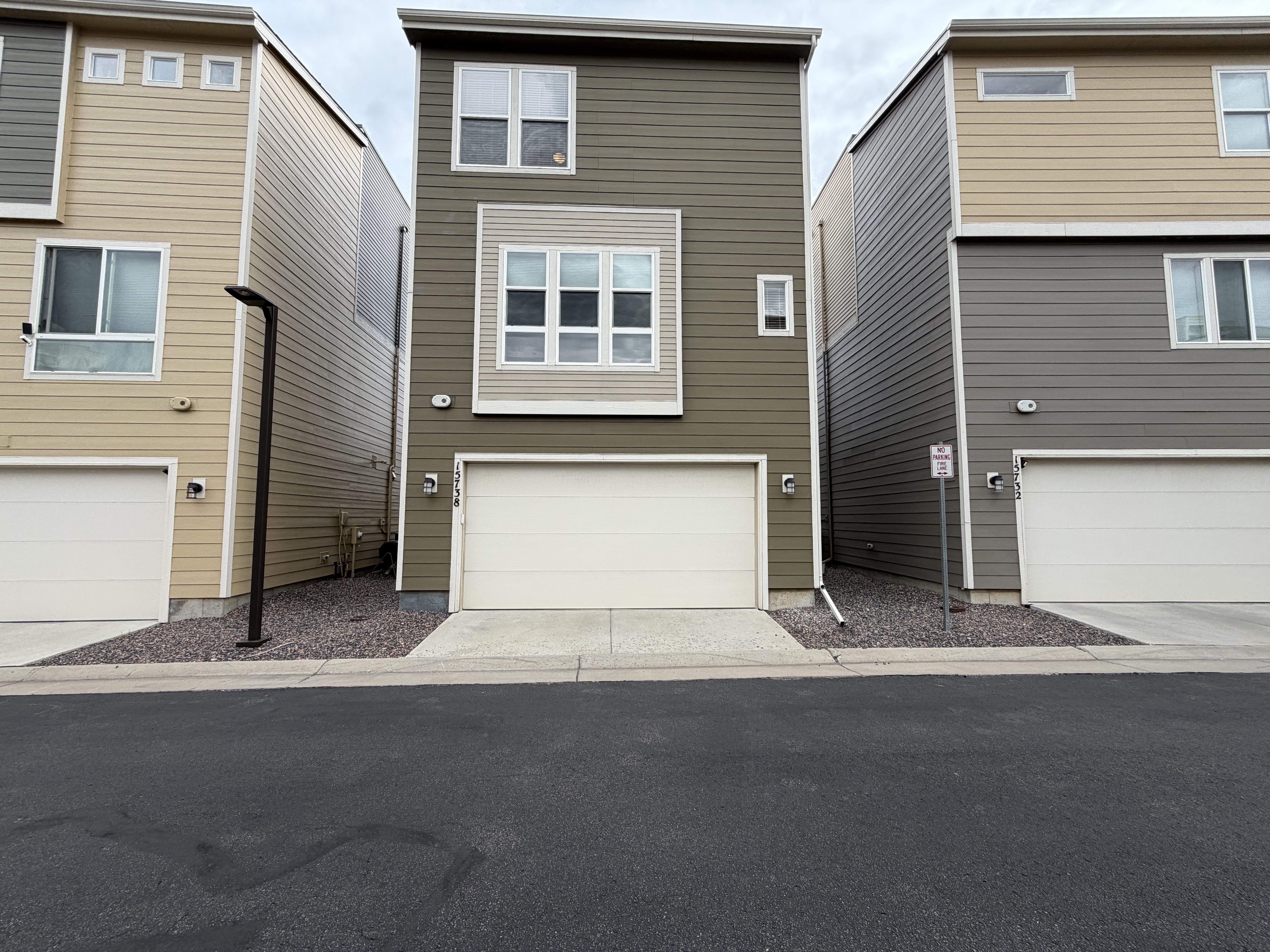 Photo 5 of 20 of 15738 E Broncos Pl, Englewood, CO