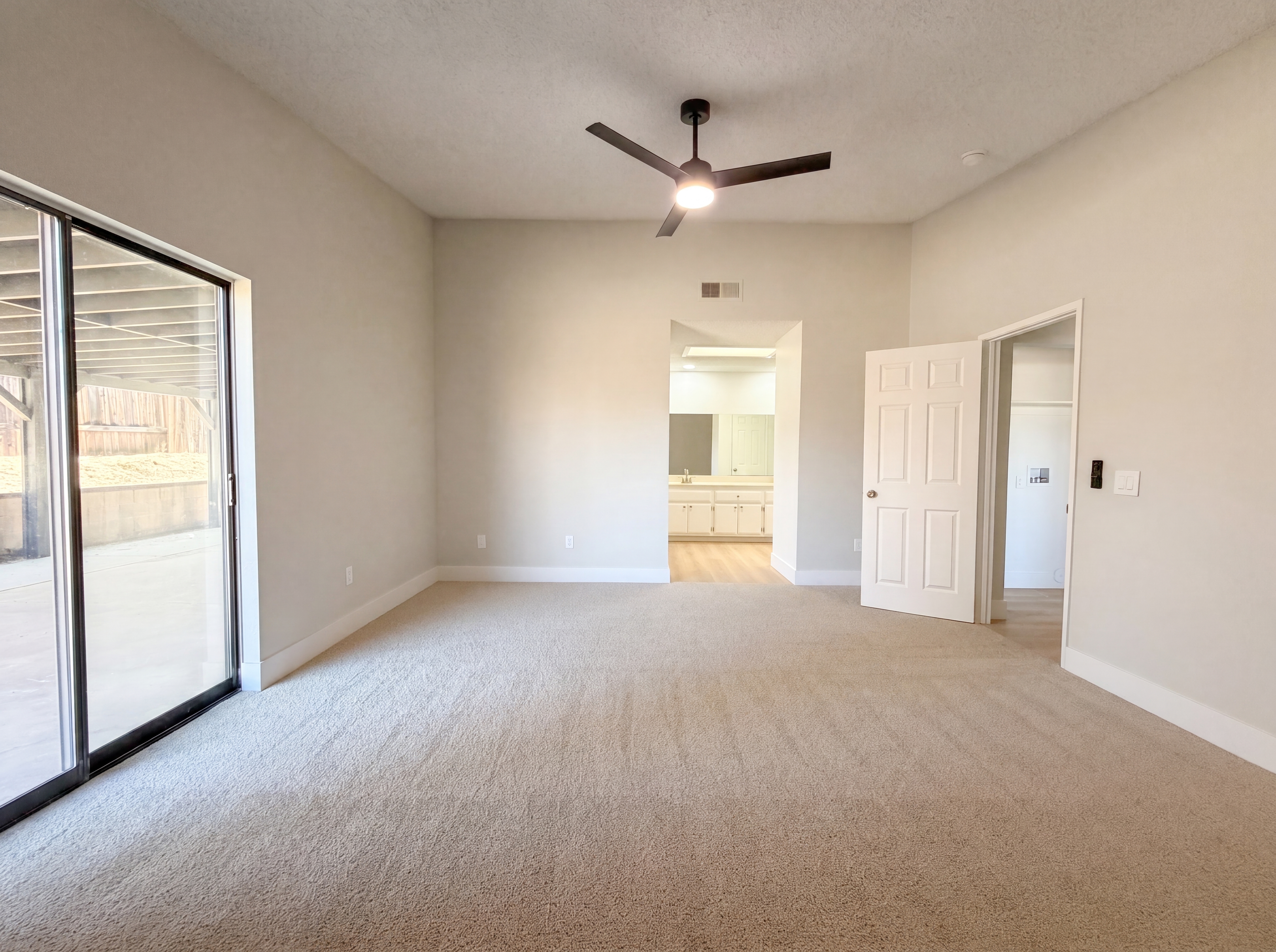 Photo 4 of 25 of 42355 Willeta Ave, Lancaster, CA