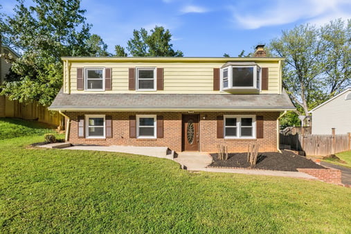 Photo 1 of 21 of 4916 Longhorn Dr, Woodbridge, VA