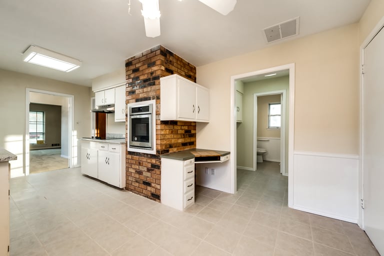 Photo 2 of 30 - 1005 McDonald Dr, Garland, TX 75041