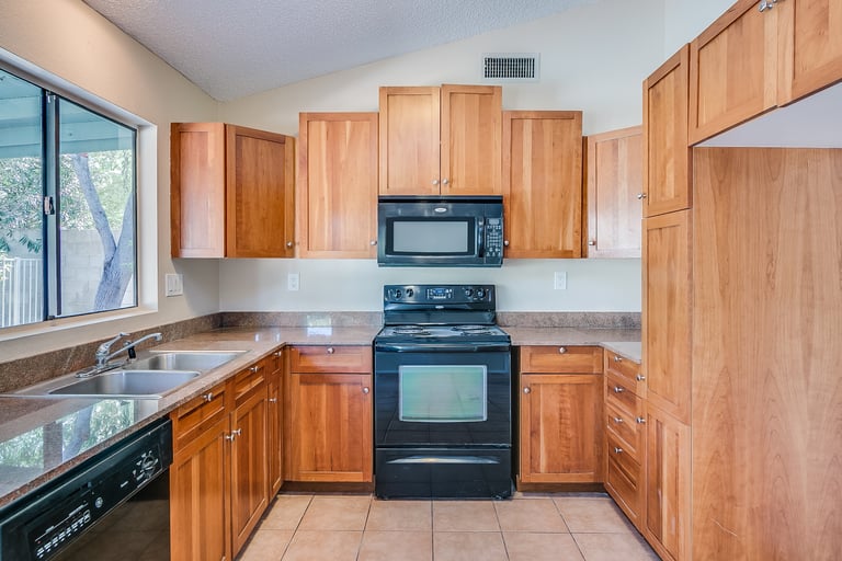 Photo 3 of 18 - 3030 E Villa Rita Dr, Phoenix, AZ 85032
