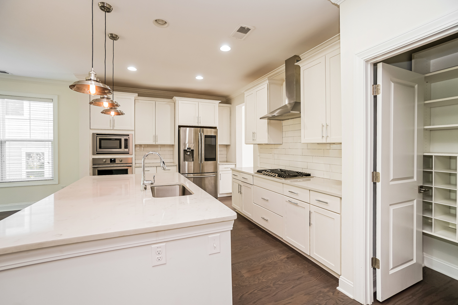 Photo 2 of 22 of 1557 Fort Palmetto Cir, Mount Pleasant, SC