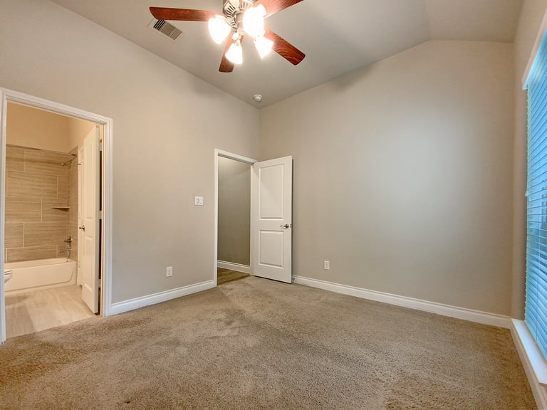 Photo 17 of 31 - 512 Judge Fisk Dr, Leander, TX 78641
