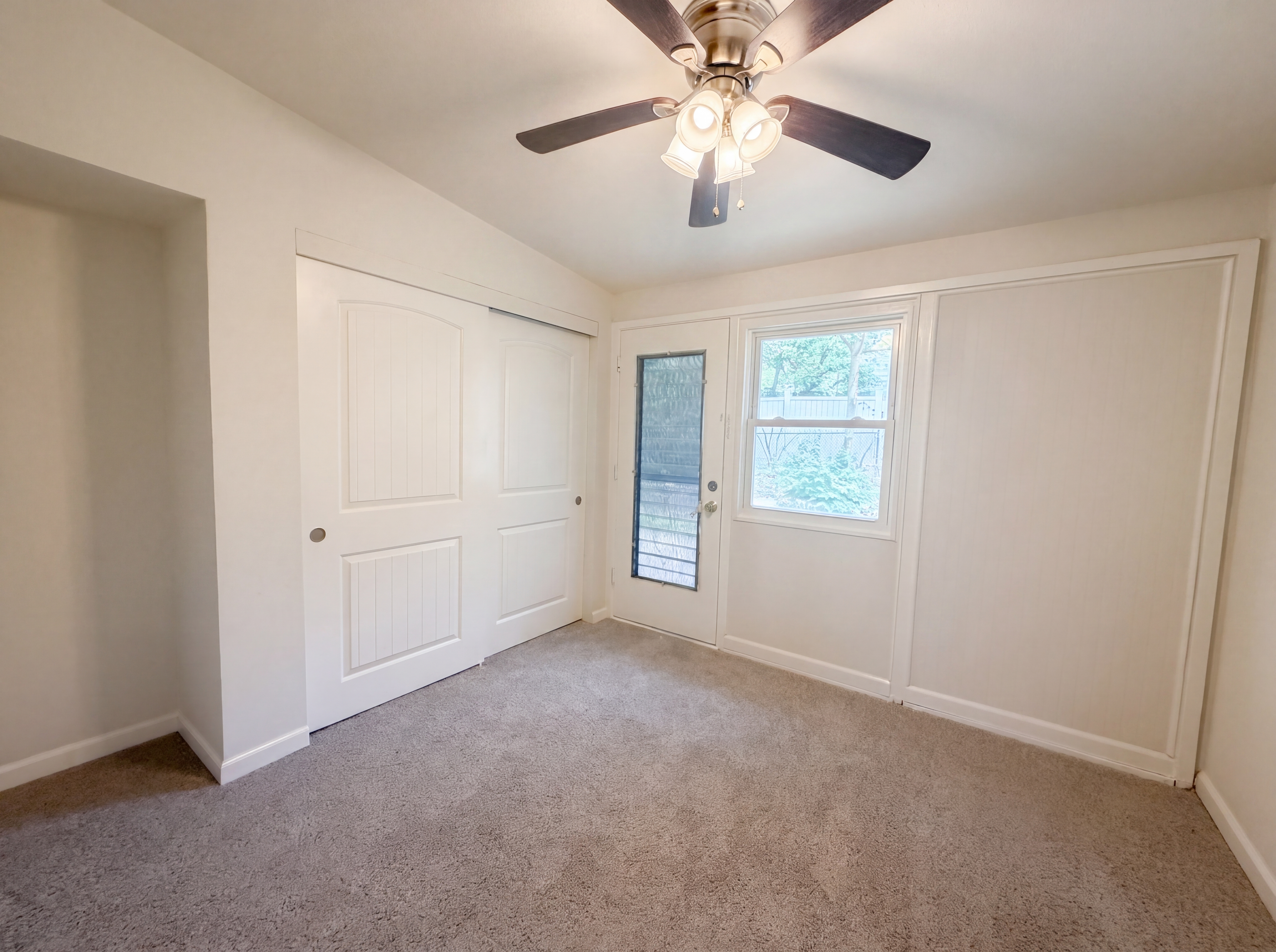 Photo 4 of 15 of 1015 Robinwood Dr, Florissant, MO