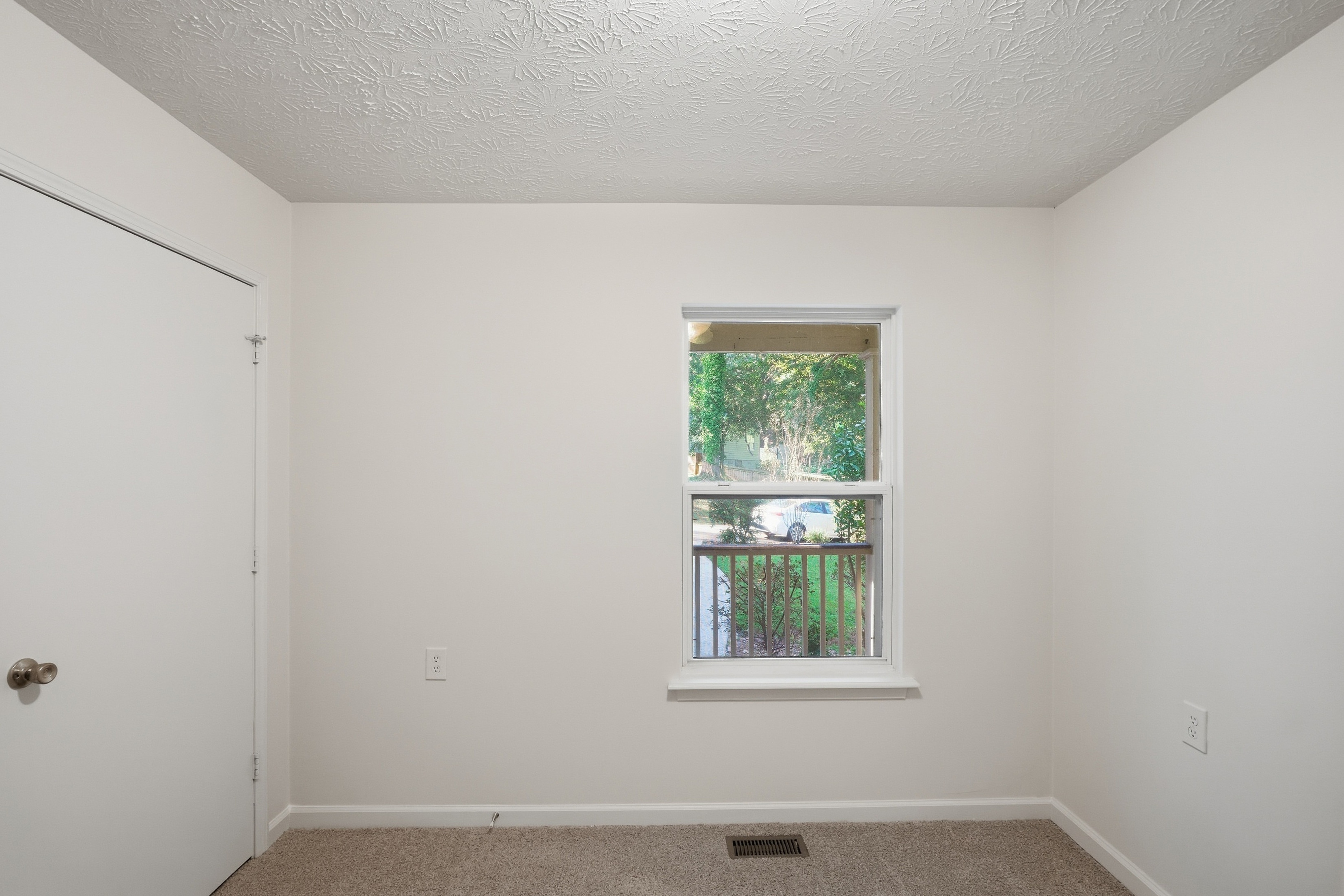 Photo 9 of 14 of 1668 Oak Knoll Cir SE, Atlanta, GA