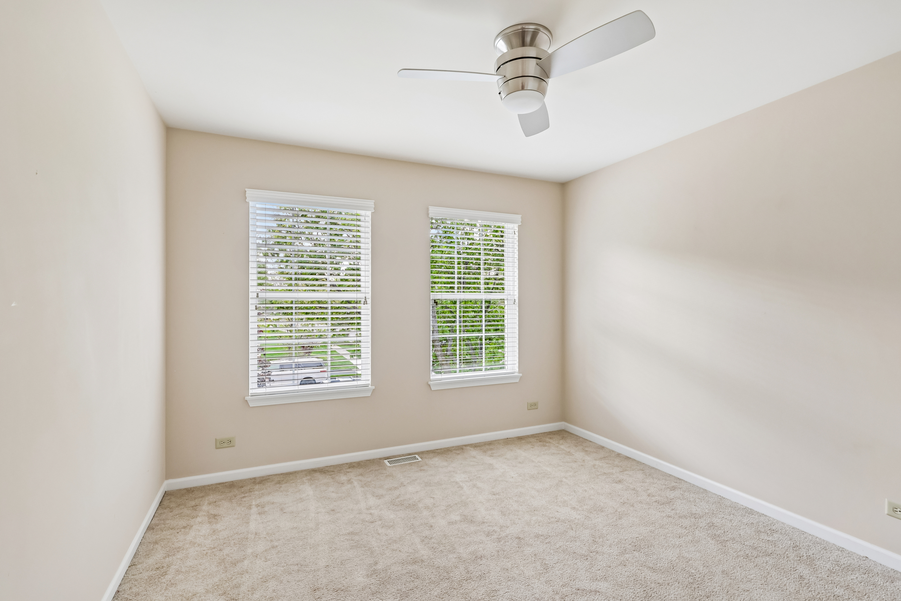 Photo 38 of 41 of 426 Heatherwood Dr, Oswego, IL