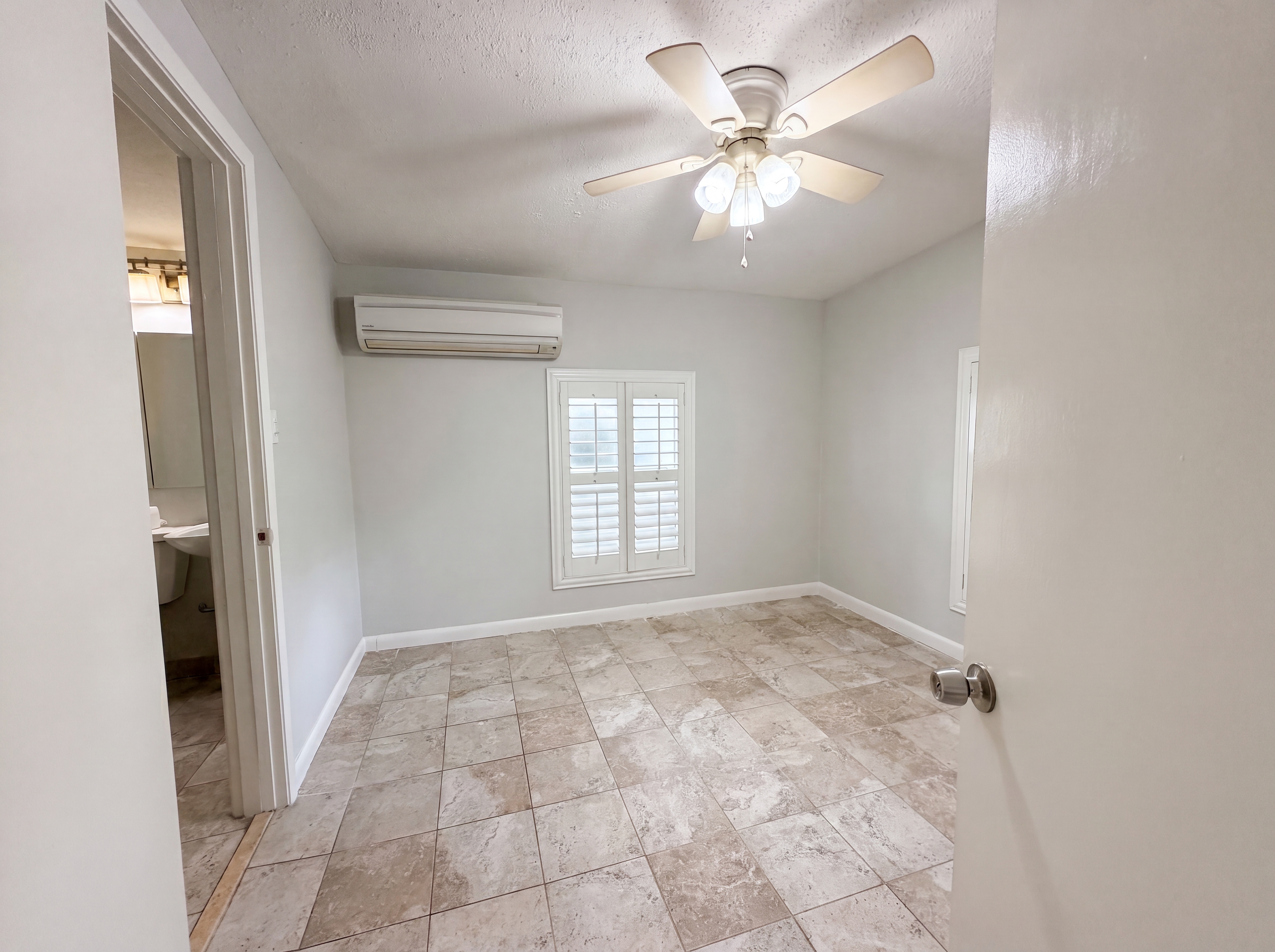 Photo 9 of 23 of 5655 Kimbrell Dr S, Jacksonville, FL
