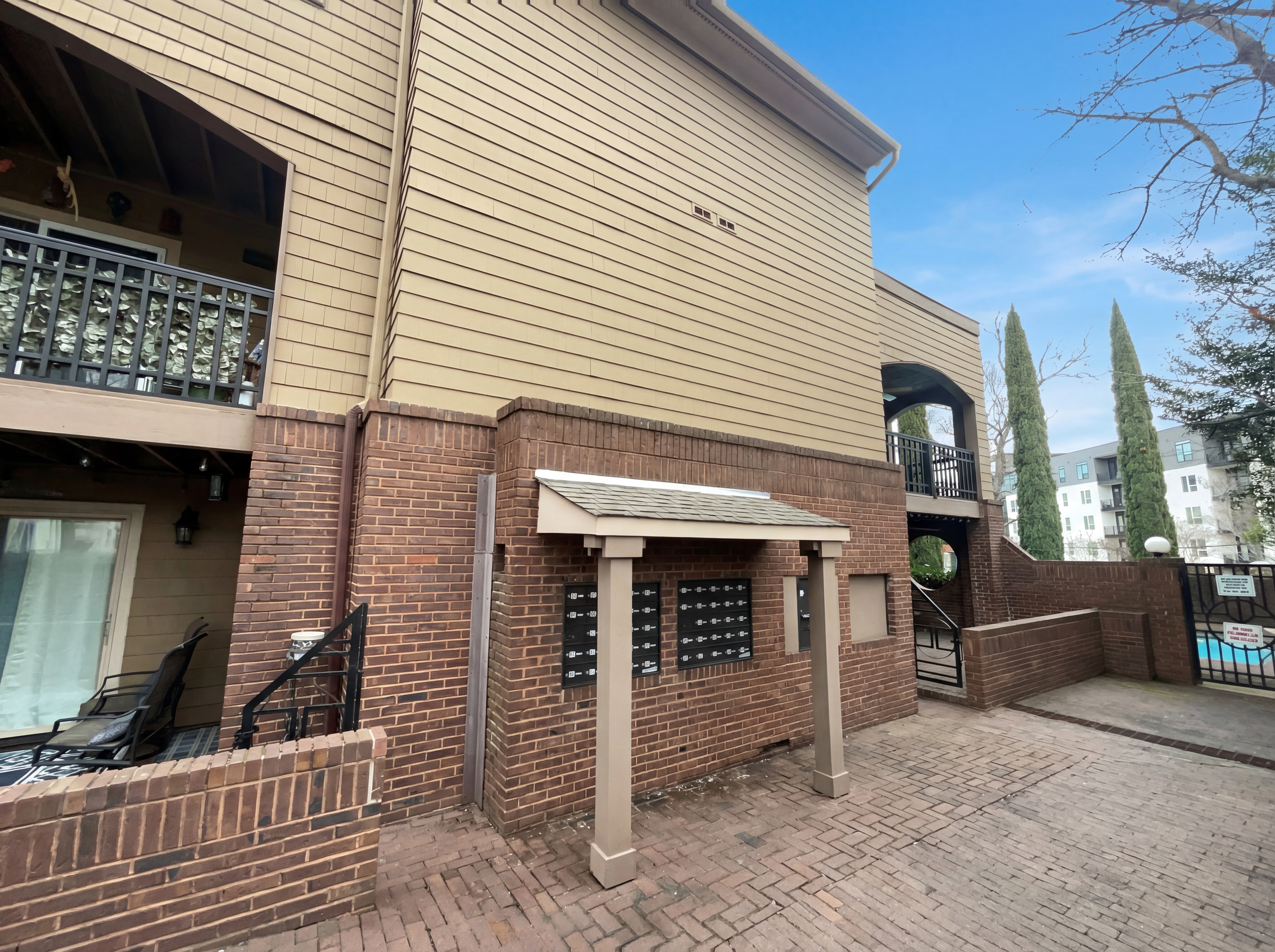 Photo 12 of 28 of 1101 E Morehead St, Charlotte, NC