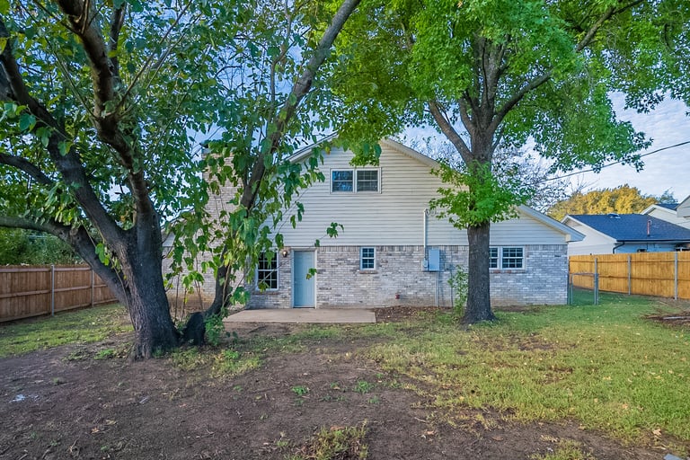 Photo 7 of 21 - 700 NW Barbara Ln, Burleson, TX 76028