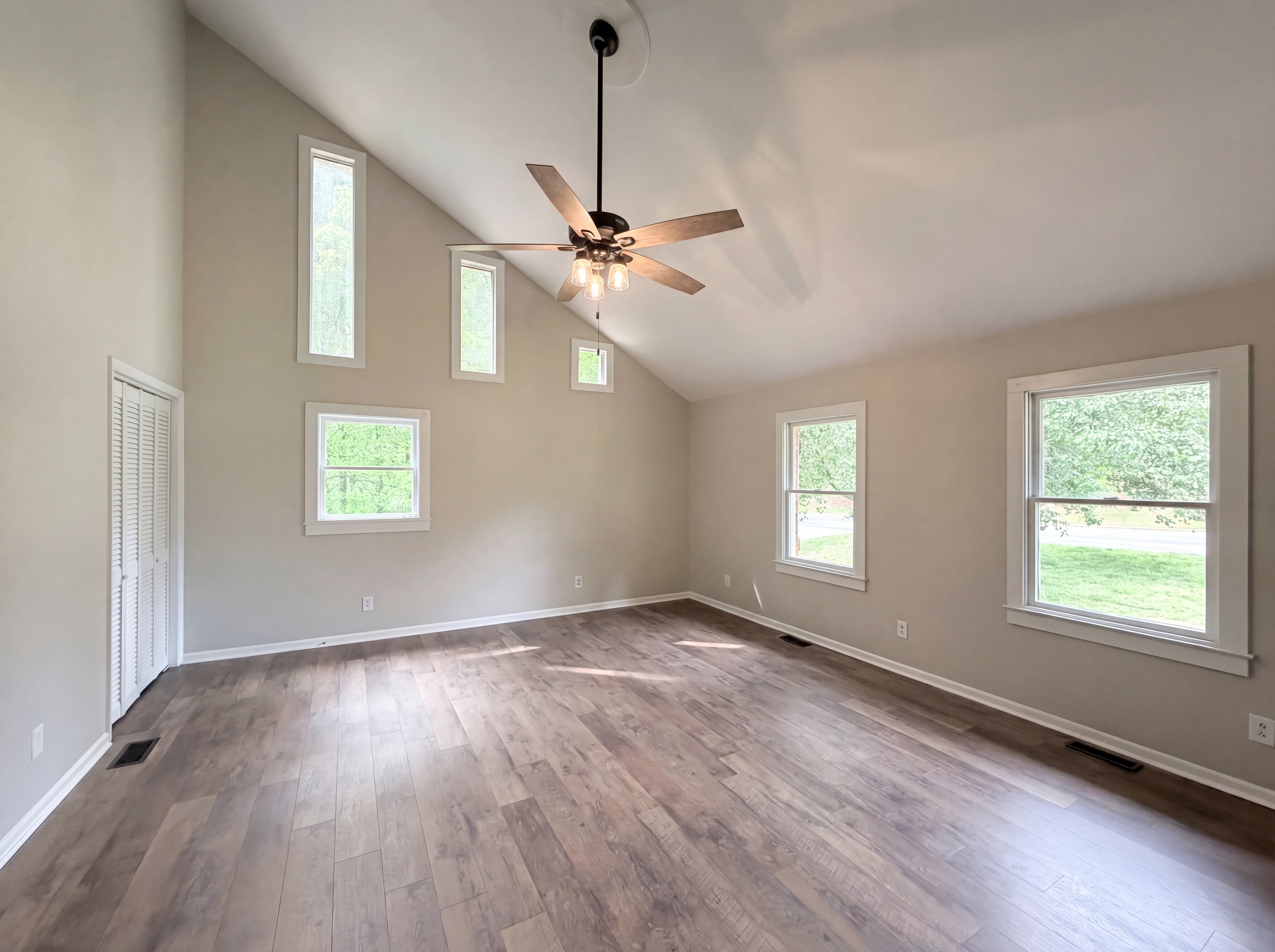 Photo 4 of 26 of 706 Crescent Dr, Cherryville, NC